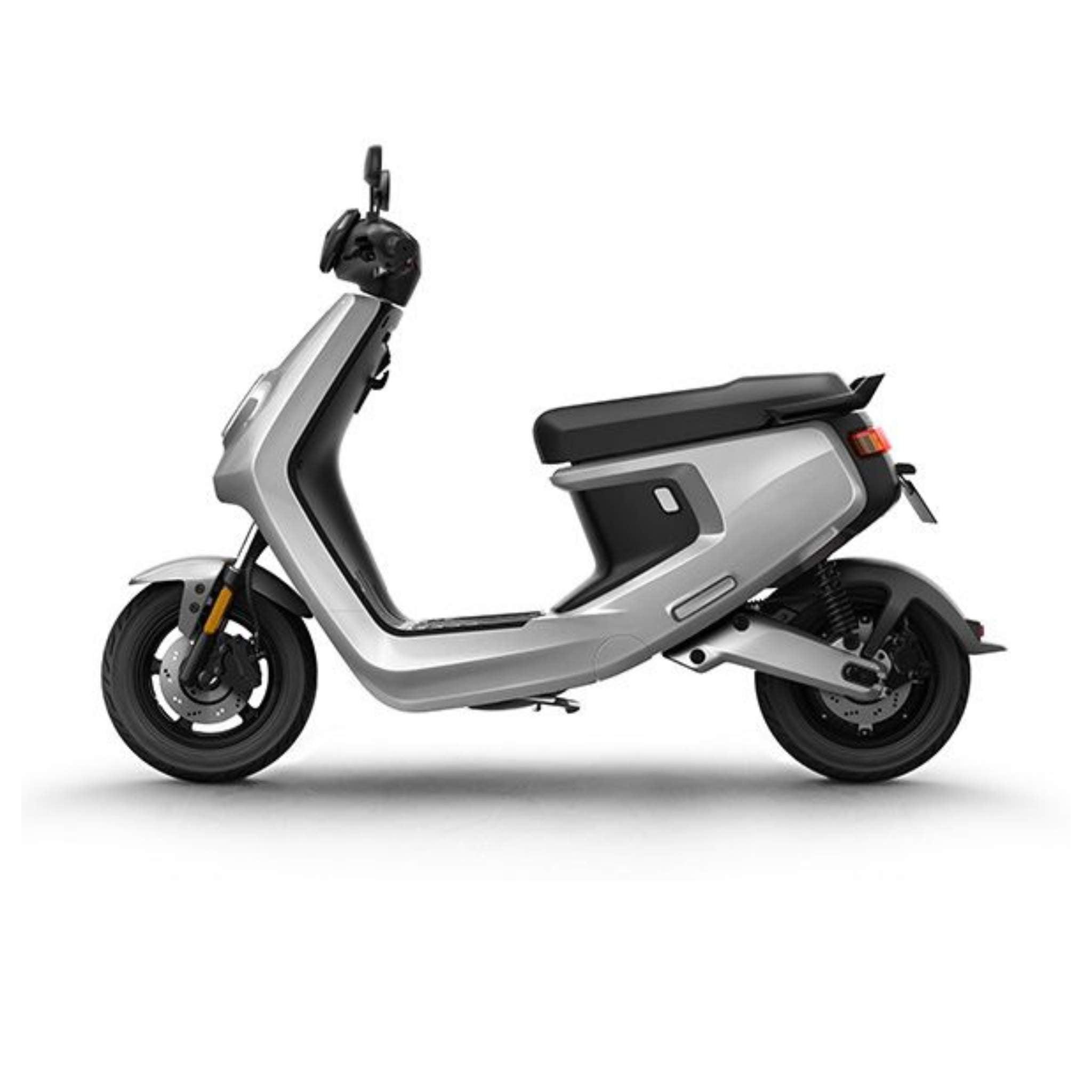 Ein NIU E-Roller E-Scooter Motorroller MQI+ Sport 45 km/h in Silber, mit schwarzem Sitz und Rädern, wird im Seitenprofil auf weißem Hintergrund gezeigt und unterstreicht sein modernes Design und seine stilvolle Elektromobilität.