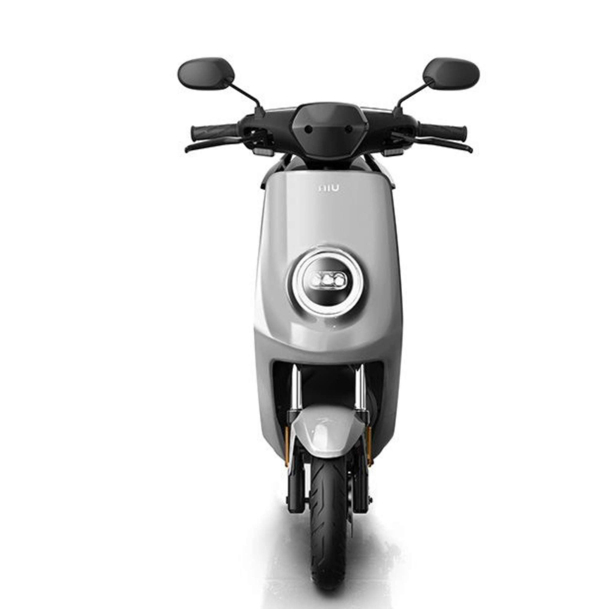 Der NIU E-Roller MQI+ Sport 45 km/h zeichnet sich durch ein graues Frontdesign, einen runden Scheinwerfer und einen schwarzen Lenker aus - eine Kombination aus modernem Stil und Leistung für stilvolle Elektromobilität.