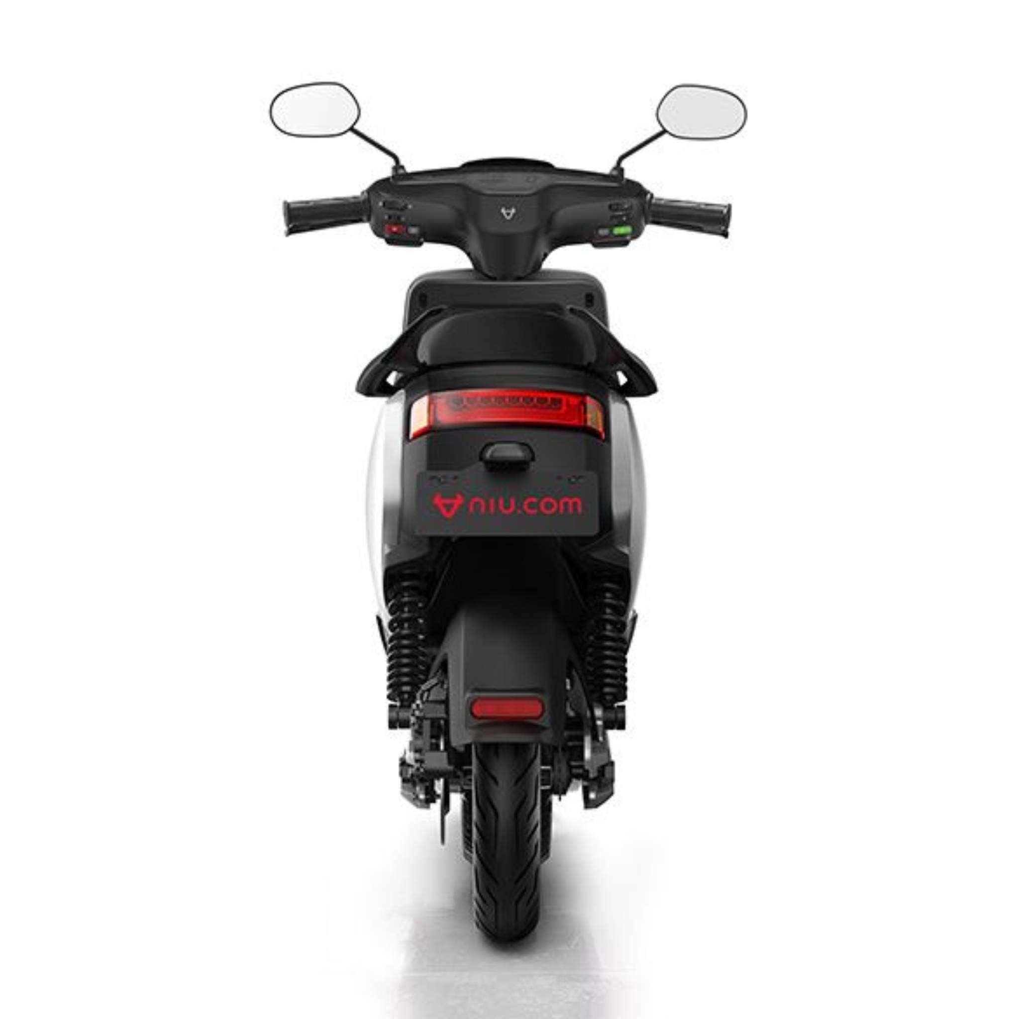 Rückansicht des NIU E-Roller E-Scooters Motorroller MQI+ Sport 45 km/h in schwarz-weiß, mit zwei Spiegeln, rotem Rücklicht, Kennzeichenhalterung, Hinterradaufhängung und niu.com über dem Hinterrad auf weißem Hintergrund.