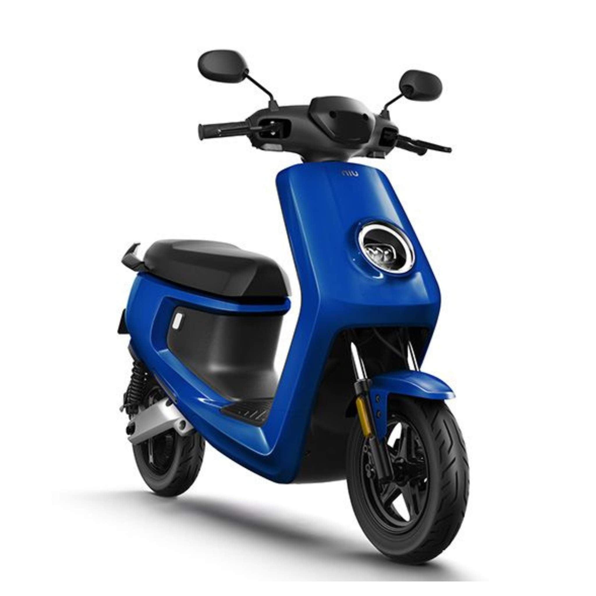 Der NIU E-Roller MQI + Sport 45 km/h ist ein moderner blauer E-Scooter mit eleganten schwarzen Akzenten, einem runden Scheinwerfer und einem bequemen Sitz - ideal für die städtische Mobilität. Abgebildet auf weißem Hintergrund.