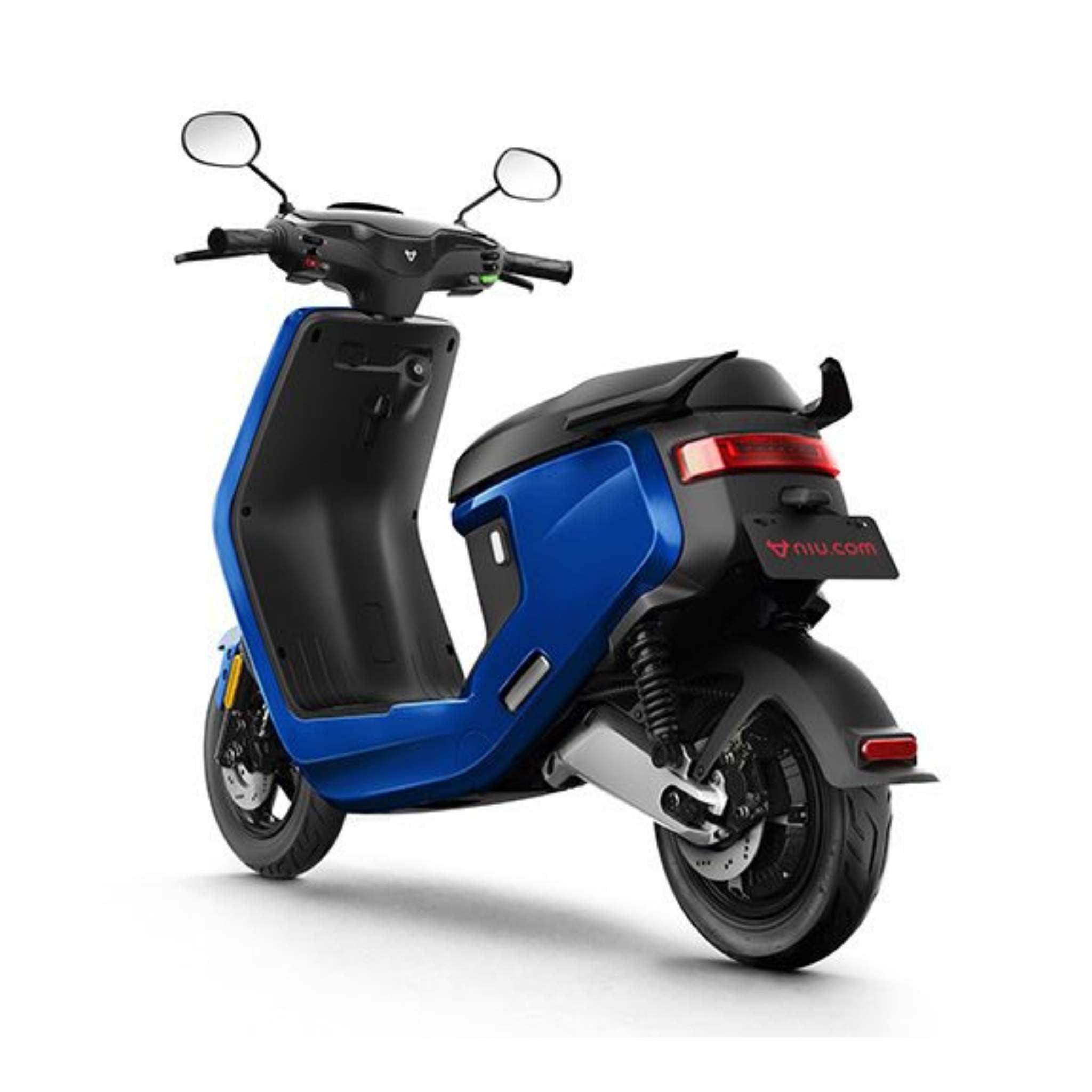 Ein blauer NIU E-Roller MQI+ Sport 45 km/h mit schwarzen Akzenten wird in einer Heckansicht vor weißem Hintergrund gezeigt, die das moderne Design, die Elektromobilität, die Rückleuchten und die Lenkerspiegel betont.
