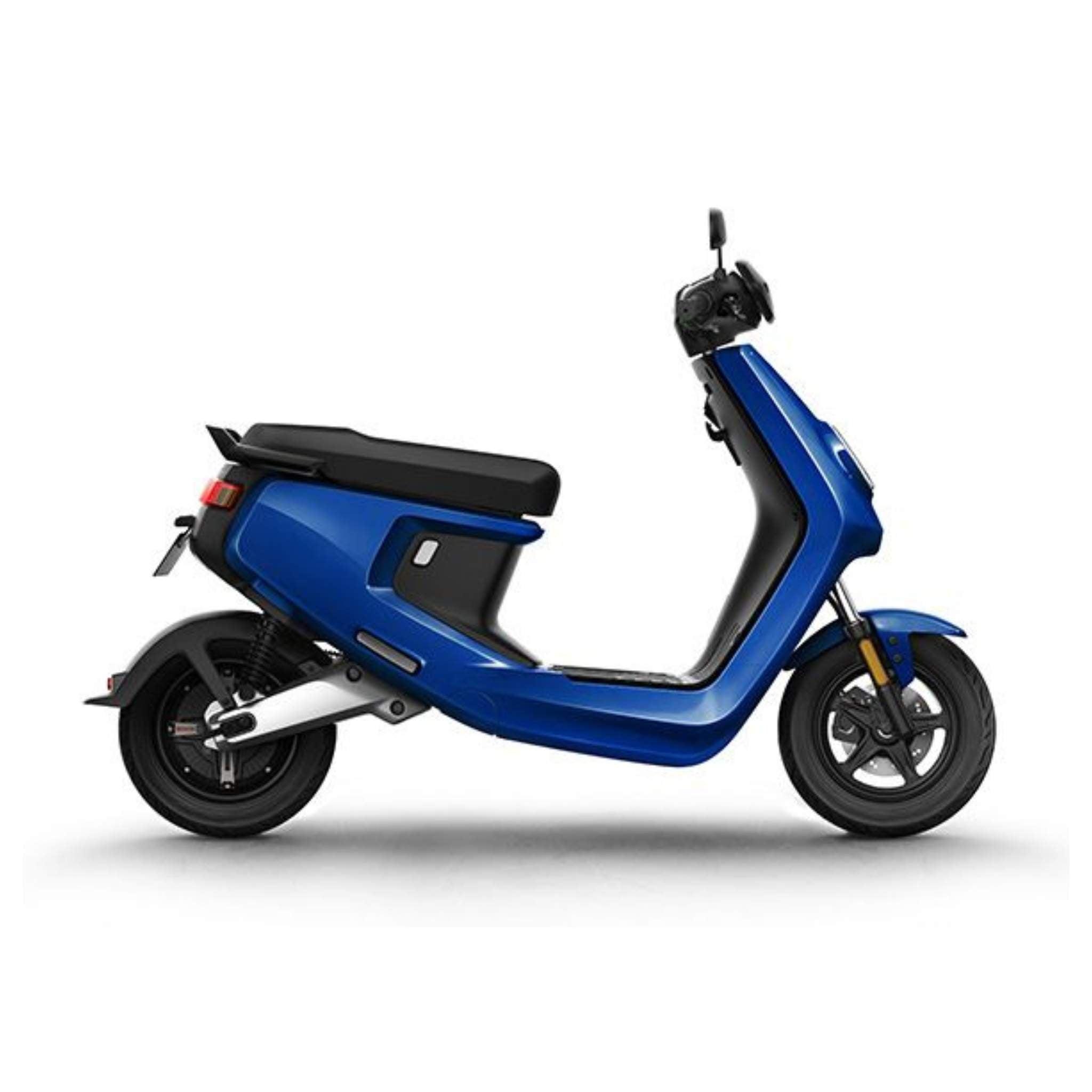 Der NIU E-Roller MQI+ Sport 45 km/h mit blauer Karosserie, schwarzem Sitz und schwarzen Rädern ist in der Seitenansicht auf weißem Grund zu sehen - ideal für stilvolle urbane Mobilität.