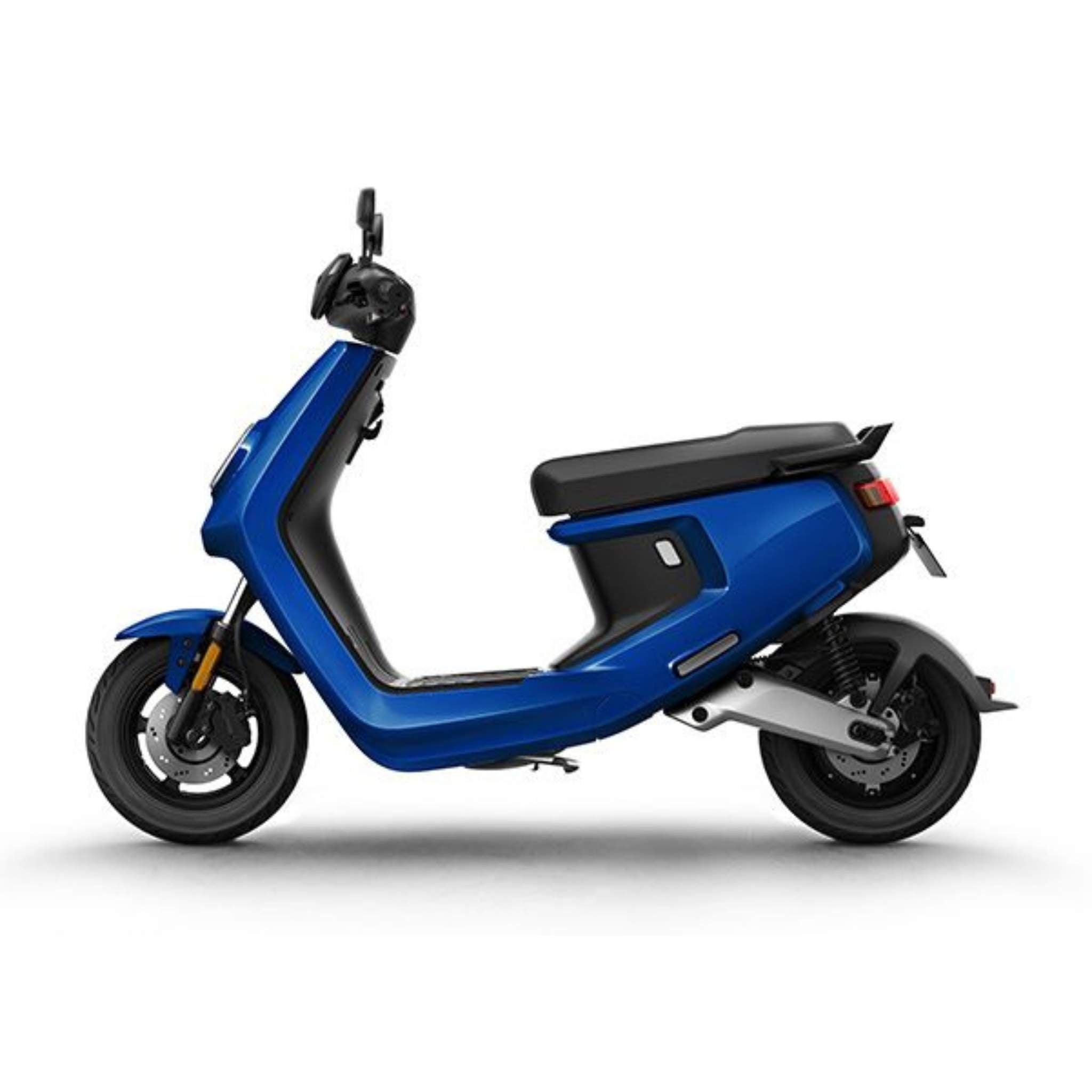 Der NIU MQI+ Sport E-Roller, ein moderner blauer Motorroller mit schwarzen Akzenten und kompakten Rädern, ist im Profil vor weißem Hintergrund abgebildet und zeigt einen eleganten urbanen Stil und effiziente Mobilität bei 45 km/h.