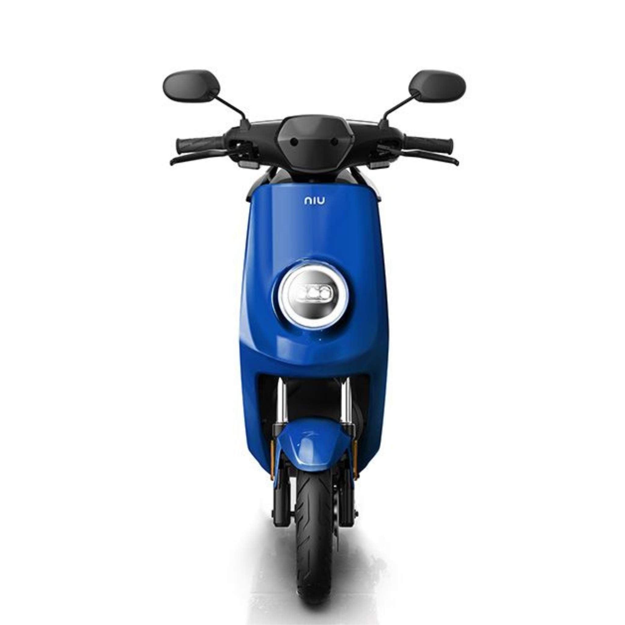 Frontansicht des NIU E-Roller E-Scooters Motorroller MQI+ Sport 45 km/h in blau, mit rundem Scheinwerfer, schwarzem Lenker und Spiegeln der Marke NIU vor einem schlichten weißen Hintergrund.