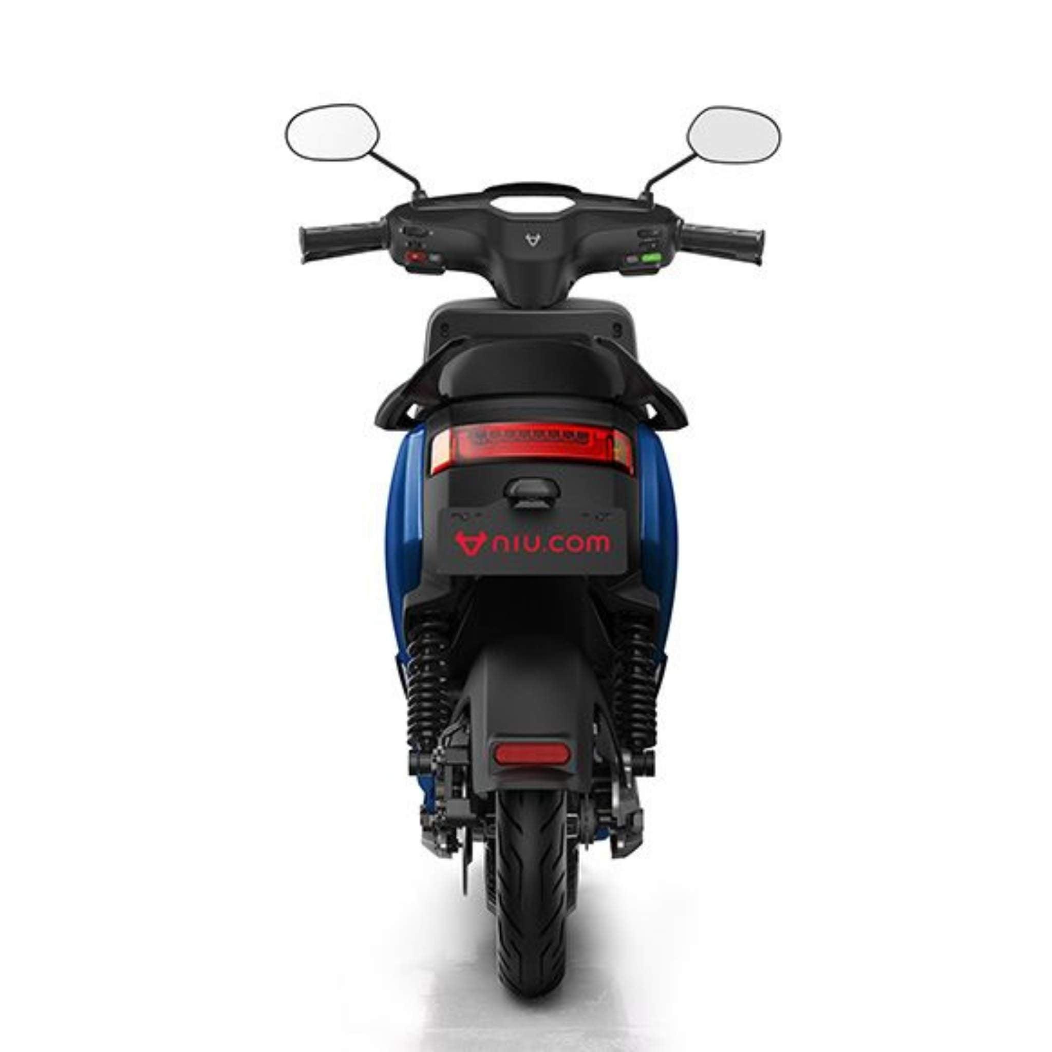 Rückansicht eines blauen NIU E-Roller E-Scooters Motorroller MQI + Sport 45 km/h mit doppelten Stoßdämpfern, Seitenspiegeln, Rücklicht und niu.com auf der Rückseite, die innovative Elektromobilität vor weißem Hintergrund präsentiert.