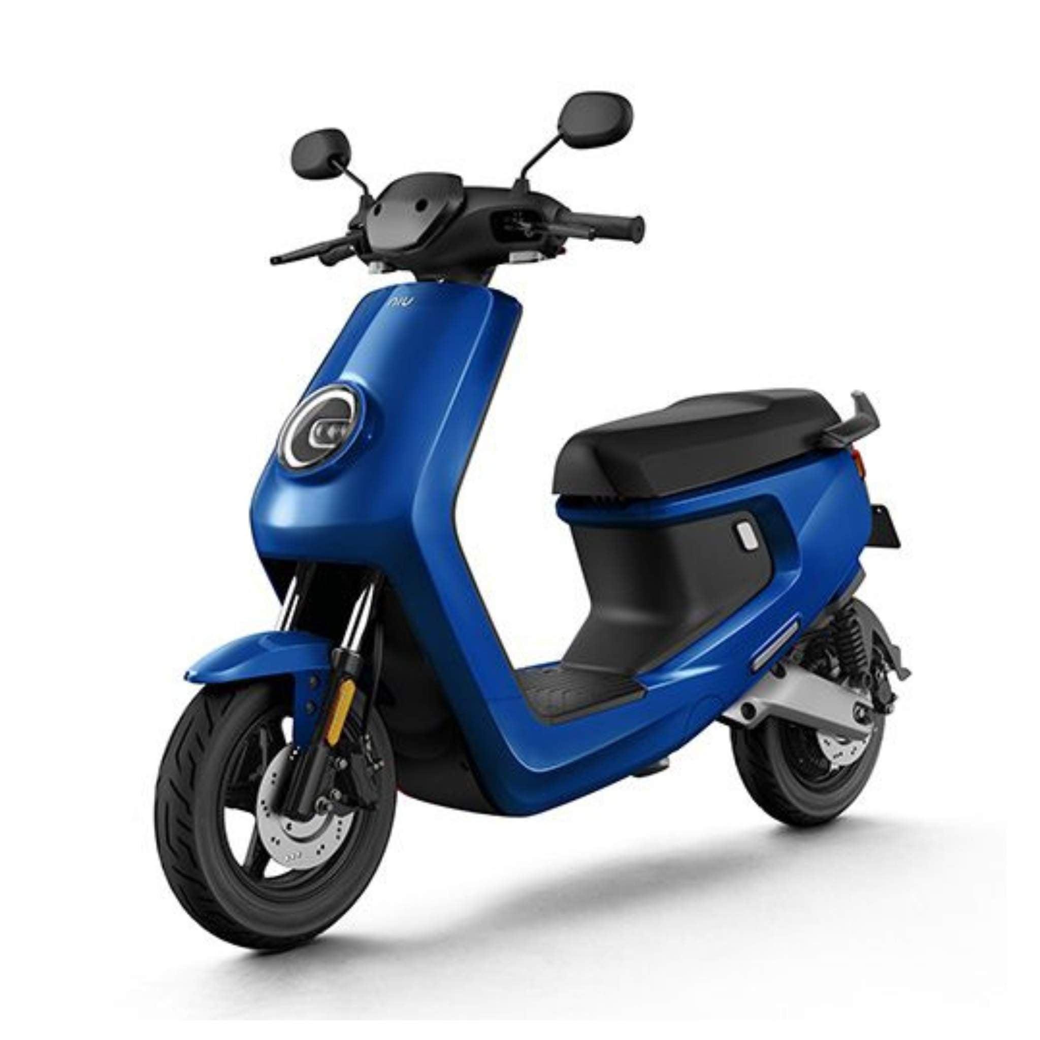 Der NIU E-Roller E-Scooter MQI+ Sport 45 km/h hat ein modernes blaues Design, einen schwarzen Sitz, zwei Spiegel sowie Front- und Rückleuchten - ideal für stilvolle Elektromobilität. Abgebildet auf weißem Hintergrund.