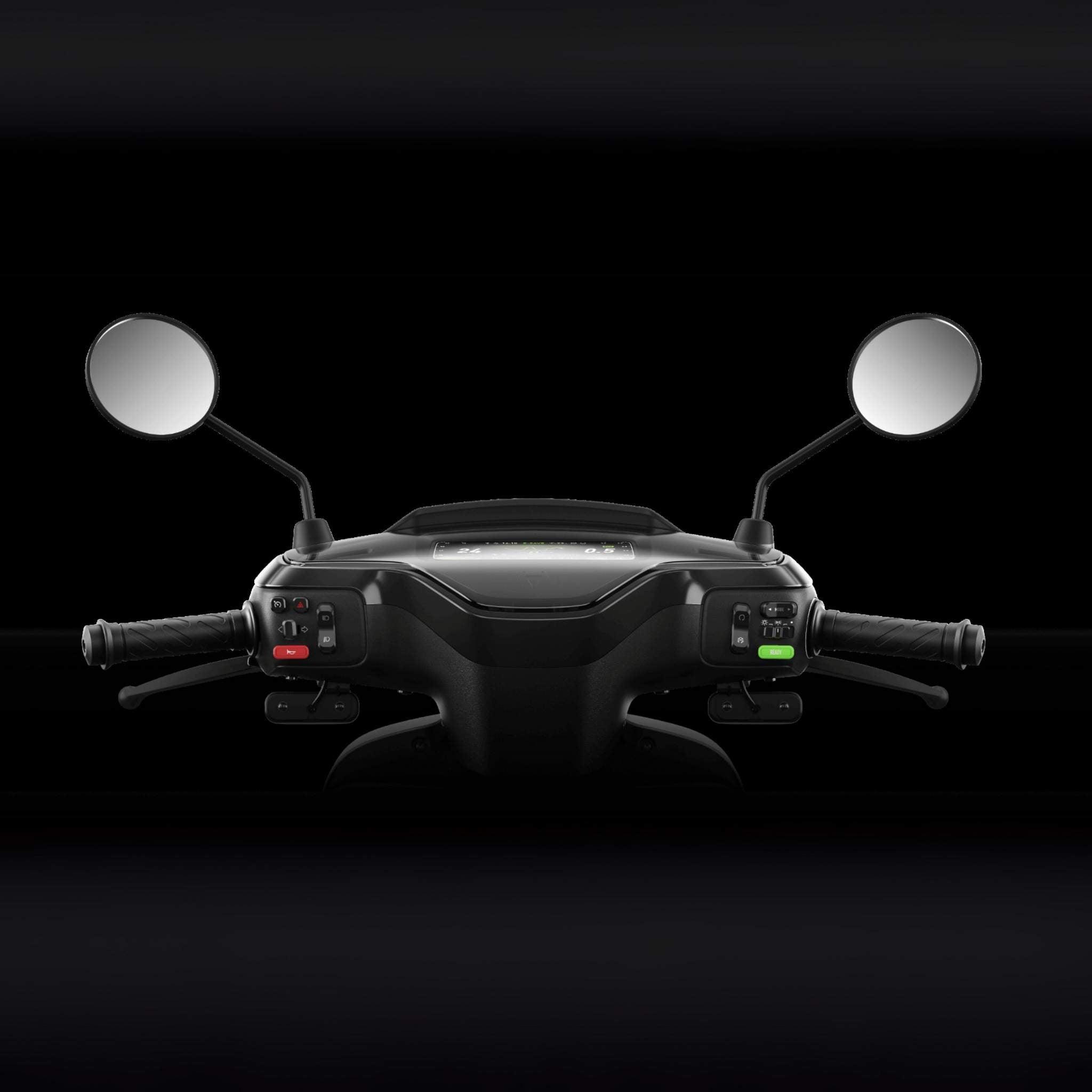 Frontansicht des NIU E-Roller E-Scooters Motorroller MQI+ Sport 45 km/h Lenker mit Spiegeln, Bedientasten und Handgriffen vor einem dunklen Hintergrund, der das moderne NIU-Design unterstreicht.