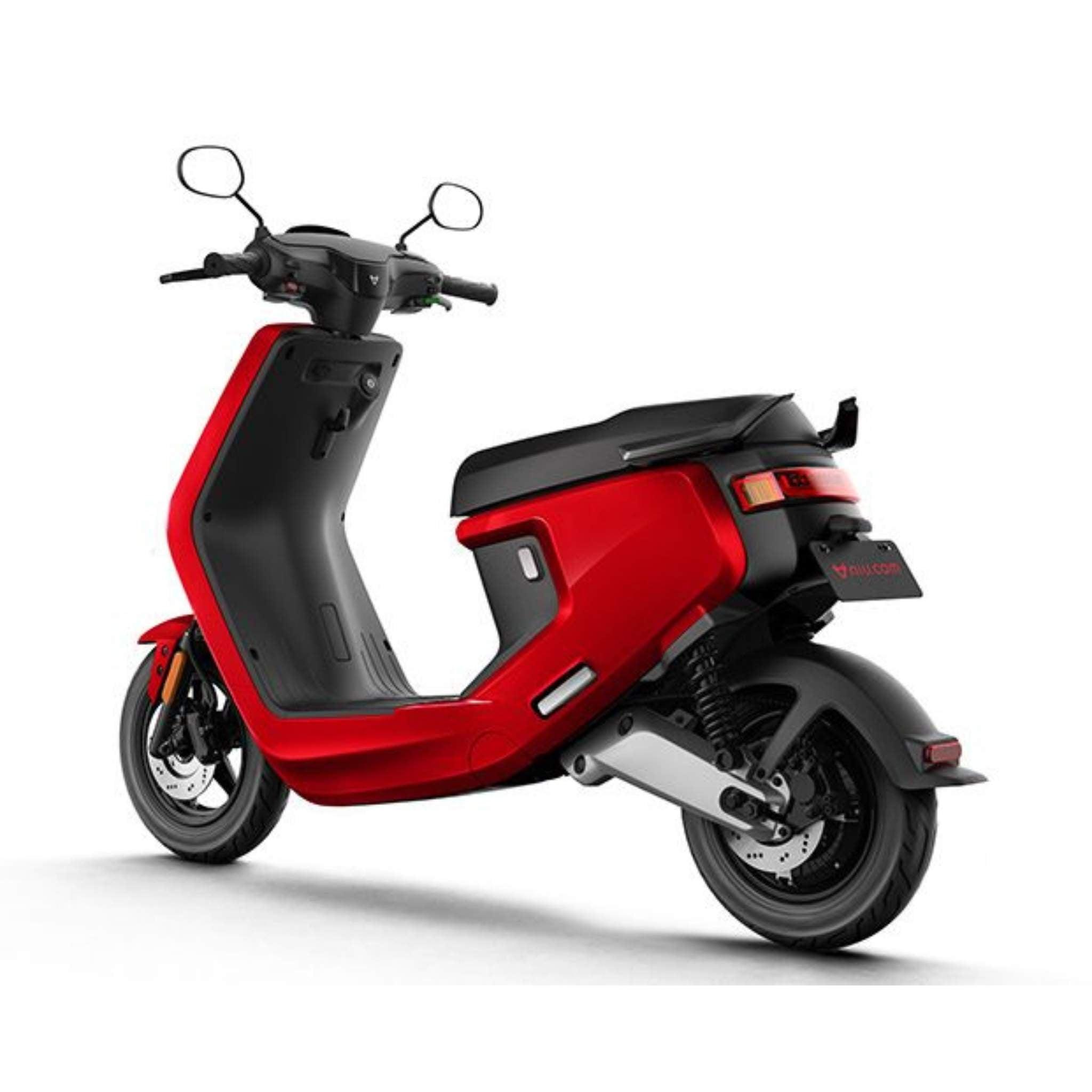 Ein moderner roter NIU E-Roller MQI+ Sport 45 km/h Motorroller mit schwarzen Details, von hinten gesehen, zeigt zwei Räder, einen breiten Sitz, einen Lenker, Rücklichter und einen Ständer auf einem weißen Hintergrund.