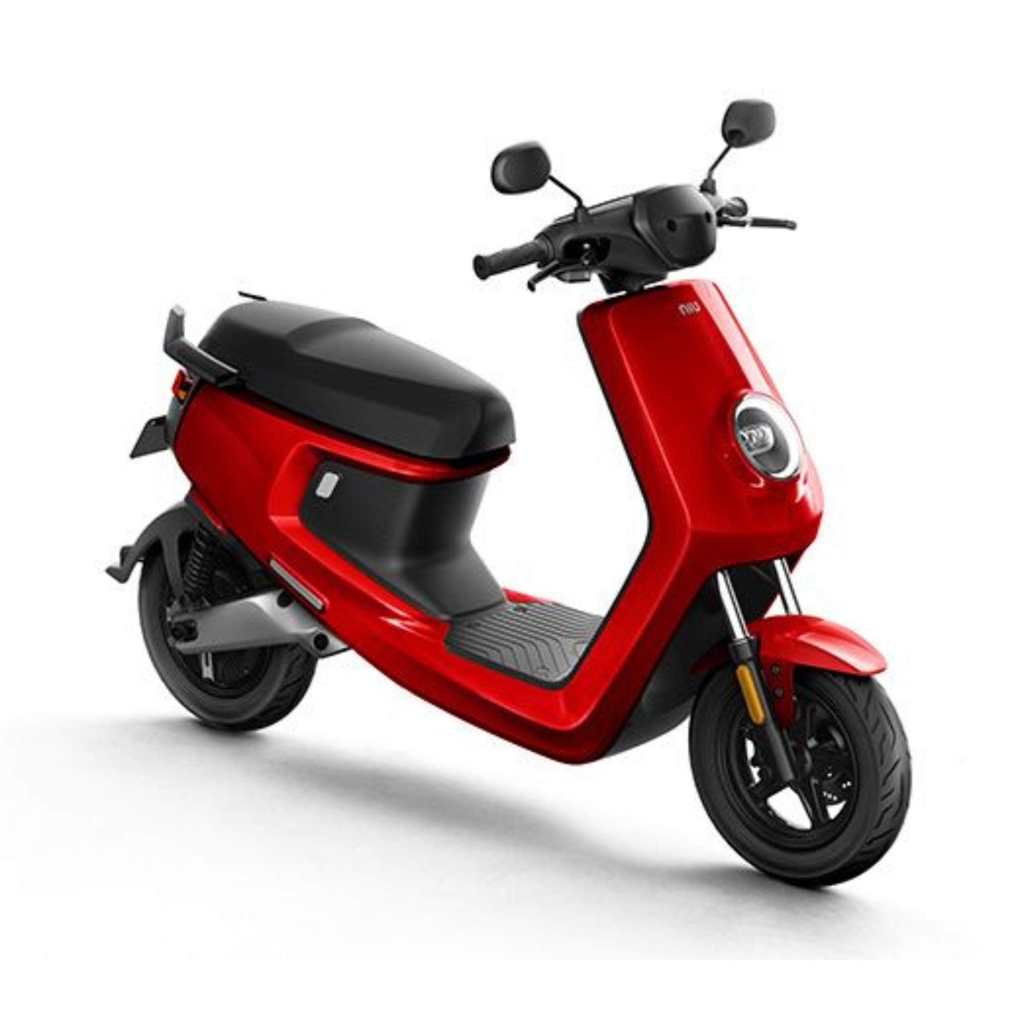 Der NIU MQI+ Sport E-Roller E-Scooter Motorroller (45 km/h) von NIU zeigt sich in modernem Rot mit schwarzem Sitz, Lenker und Rädern auf weißem Grund - ideal für den Einstieg in die innovative Elektromobilität.