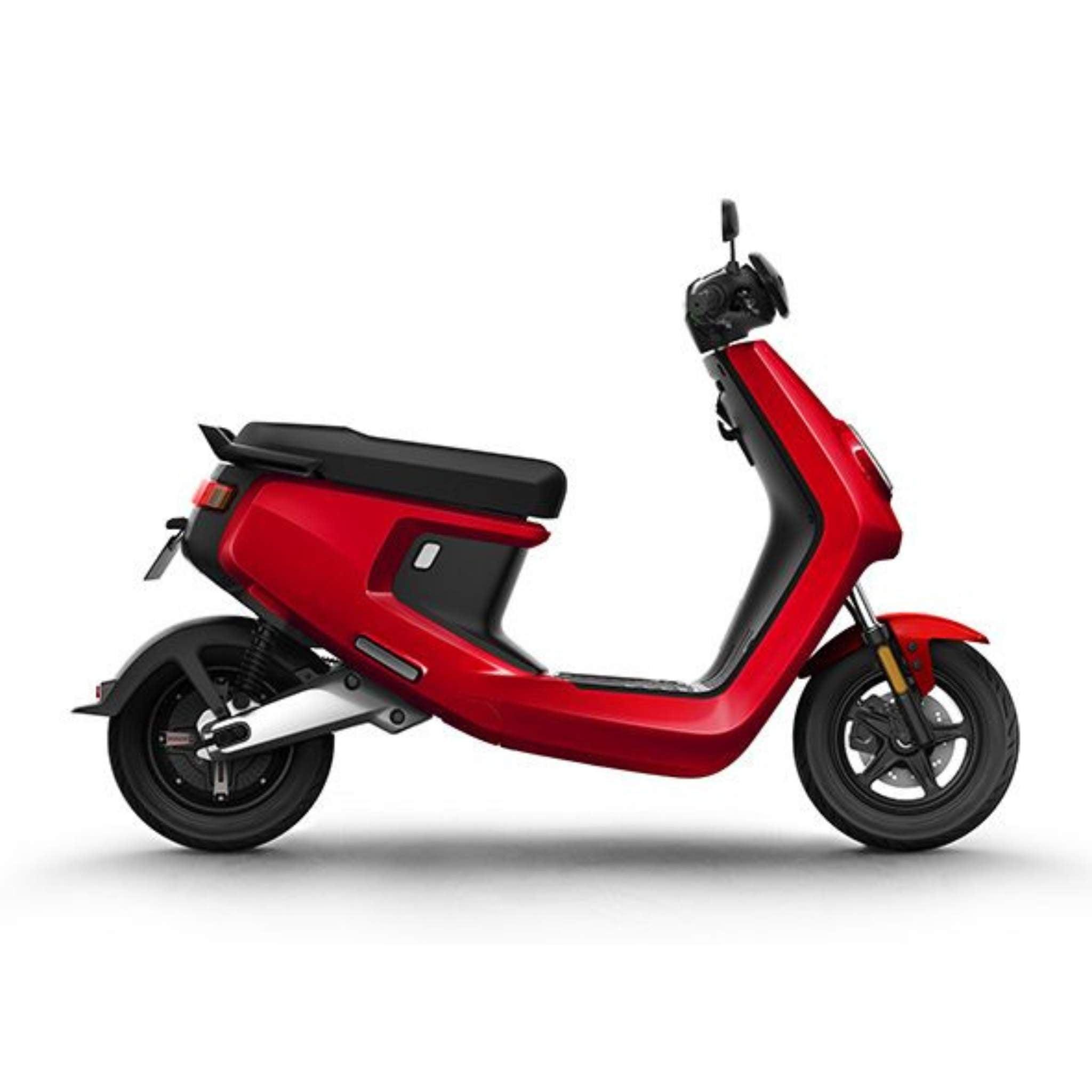 Ein roter NIU E-Roller MQI+ Sport 45 km/h Motorroller ist im Profil auf weißem Hintergrund zu sehen. Er zeichnet sich durch ein minimalistisches Design mit schwarzen Akzenten und Reifen sowie einem rechteckigen Scheinwerfer für stilvolle Elektromobilität aus.