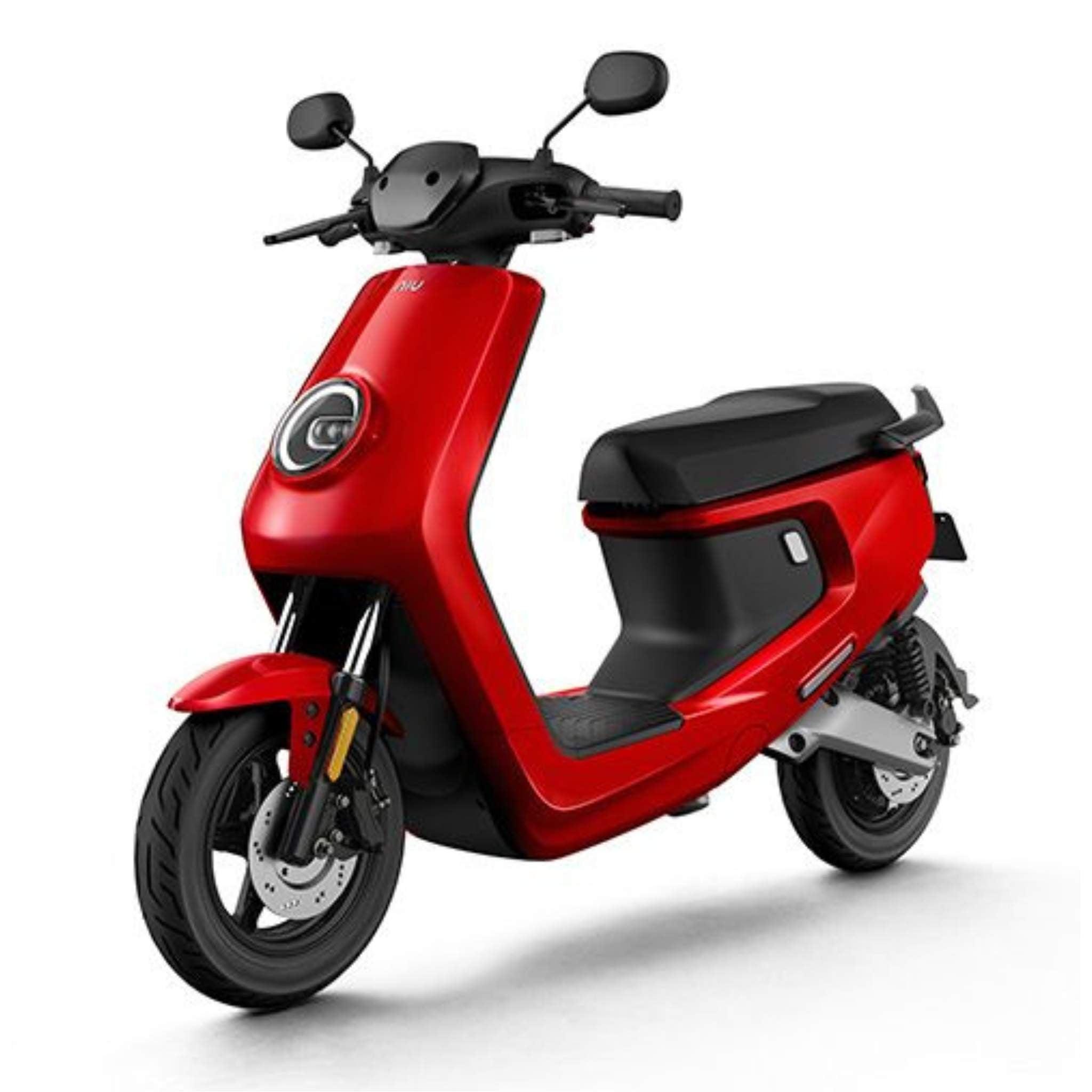 Der NIU MQI+ Sport E-Roller von NIU in modernem Rot mit schwarzem Sitz, kreisrunden Frontscheinwerfern und Rückspiegeln steht für innovative Elektromobilität vor einem schlichten weißen Hintergrund.