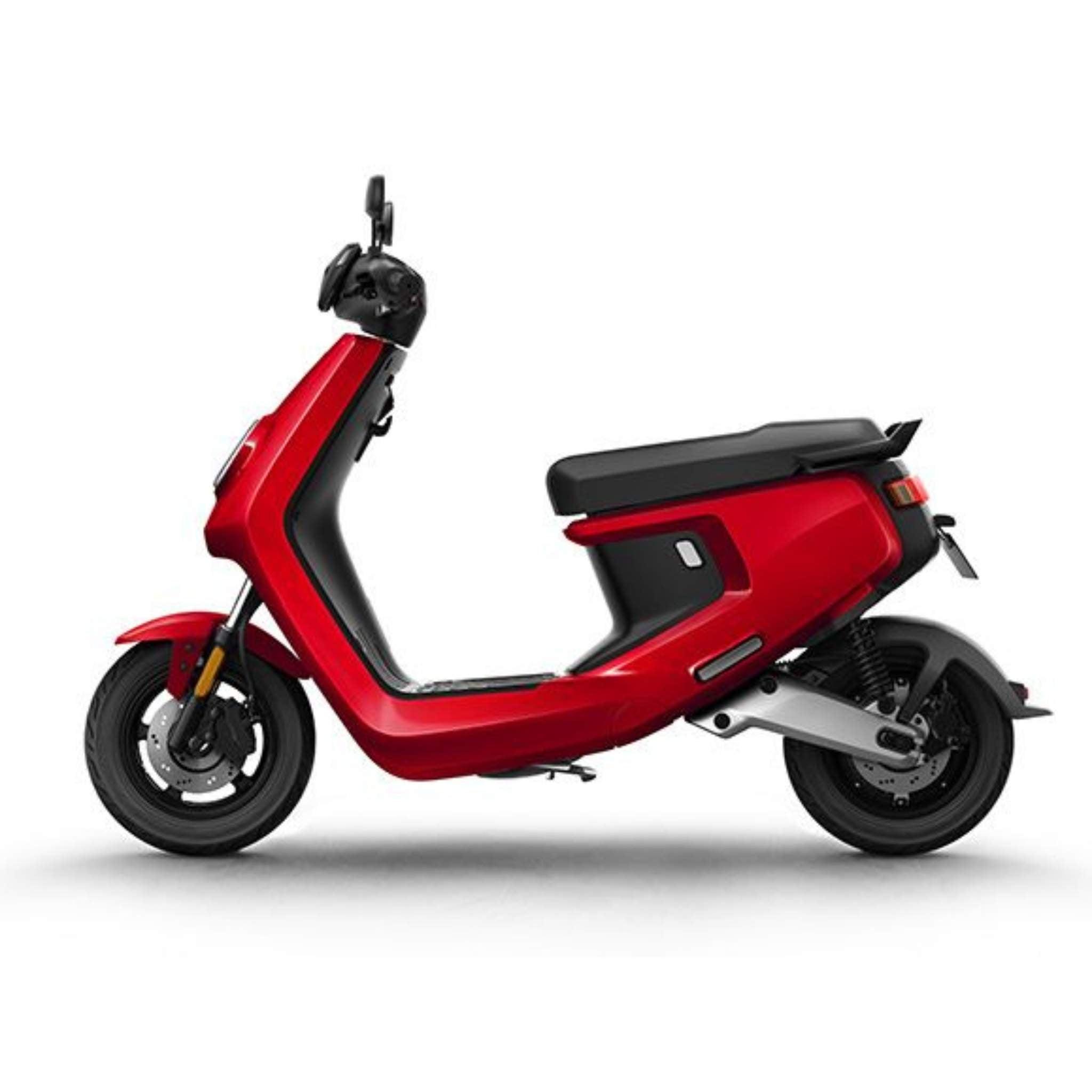 Der NIU E-Roller MQI + Sport 45 km/h ist ein moderner roter Elektroroller mit schwarzem Sitz und Lenker, der seitlich vor einem weißen Hintergrund abgebildet ist. Sein schlankes, minimalistisches Design verkörpert urbane Elektromobilität.
