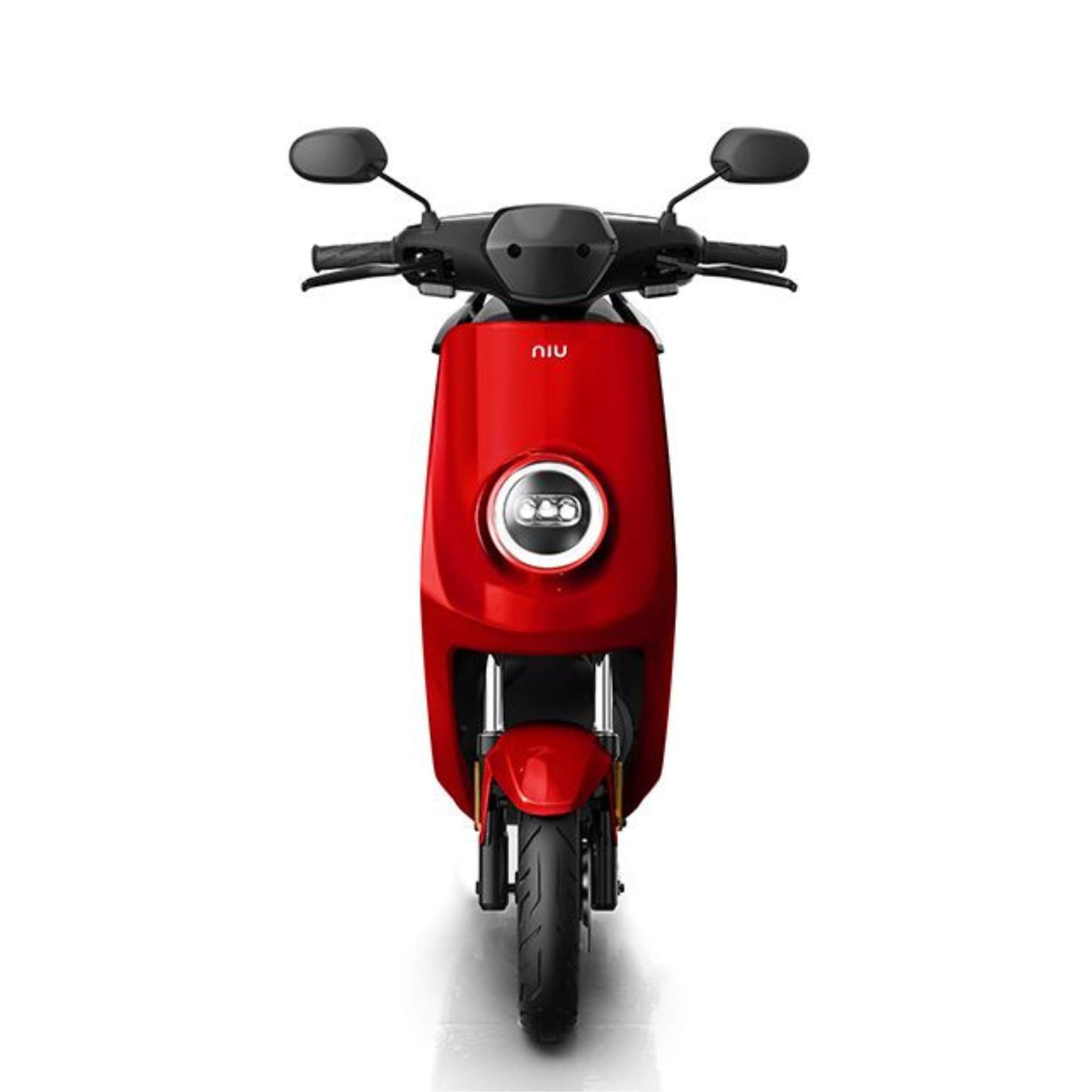Ein roter NIU E-Roller MQI+ Sport 45 km/h Motorroller ist in der Frontansicht mit zentralem Rundscheinwerfer und Seitenspiegeln zu sehen. Sein schlankes, modernes Design von NIU sticht hervor und repräsentiert Elektromobilität vor weißem Hintergrund.