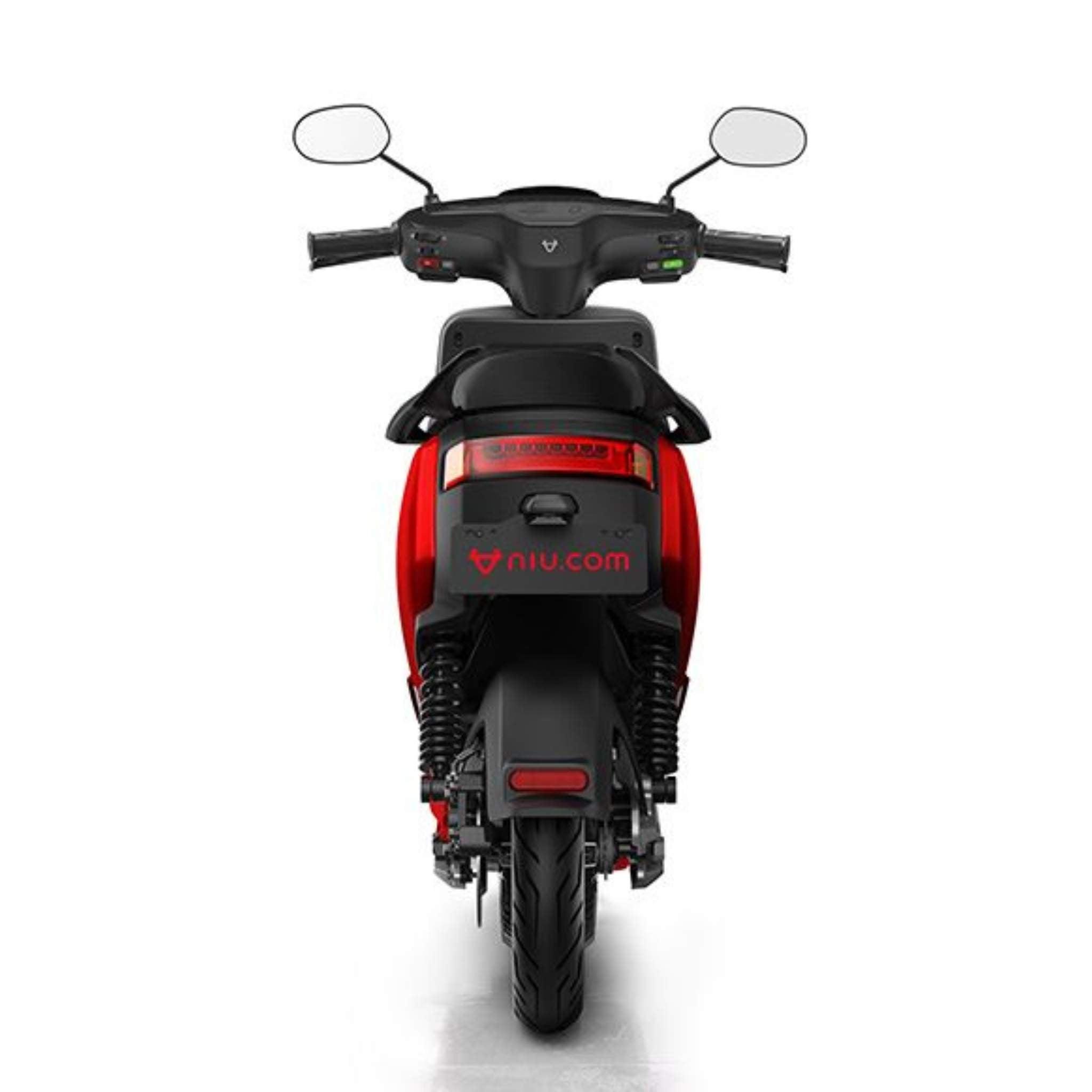 Rückansicht des NIU E-Roller E-Scooters Motorroller MQI + Sport 45 km/h in rot mit schwarzem Lenker, Spiegeln und dem "niu.com"-Logo über dem Rücklicht, das die moderne E-Mobilität vor weißem Hintergrund präsentiert.