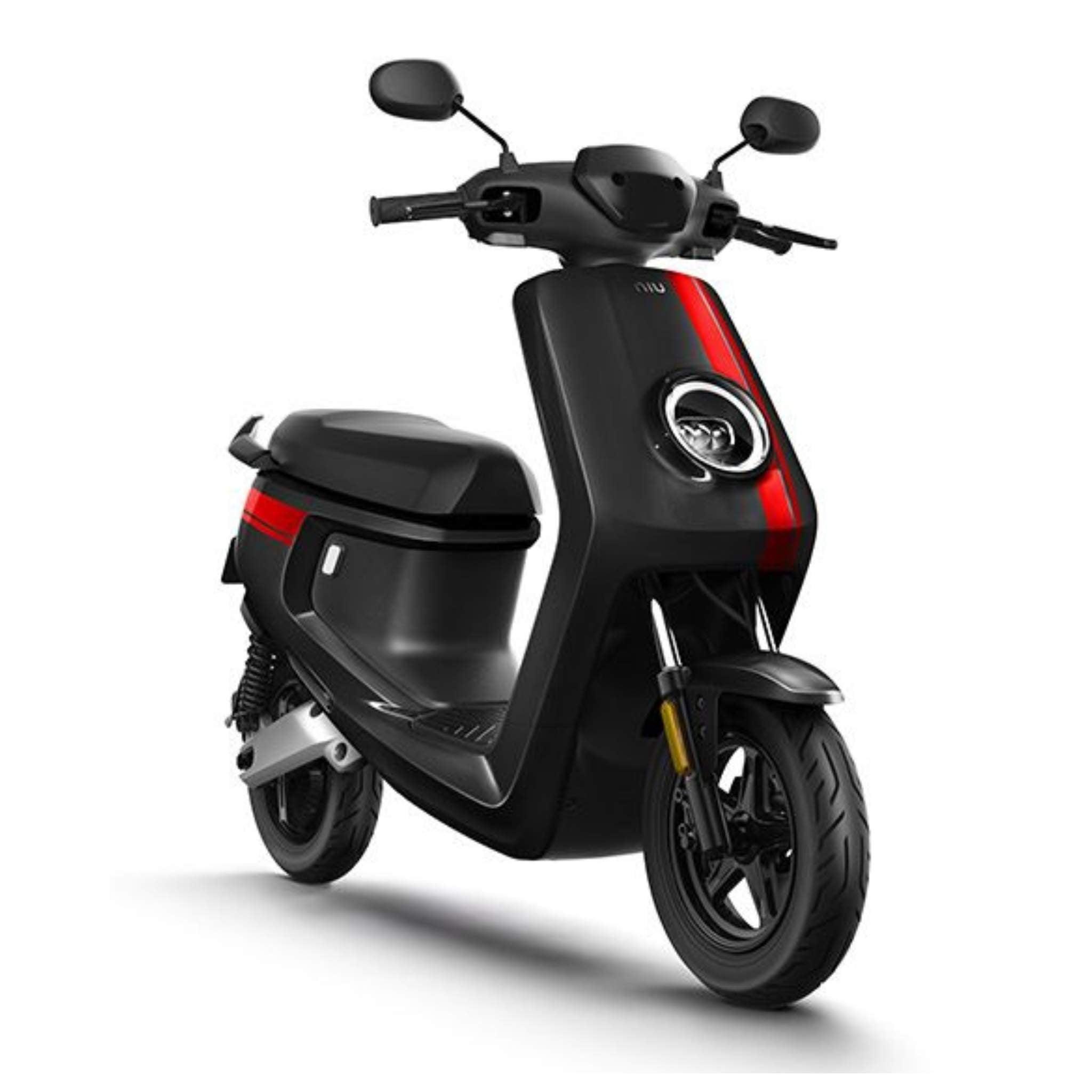 Ein eleganter schwarzer NIU E-Roller MQI+ Sport 45 km/h Motorroller mit roten Akzenten, breitem Lenker, Spiegeln und einem runden Scheinwerfer wird vor einem weißen Hintergrund gezeigt.
