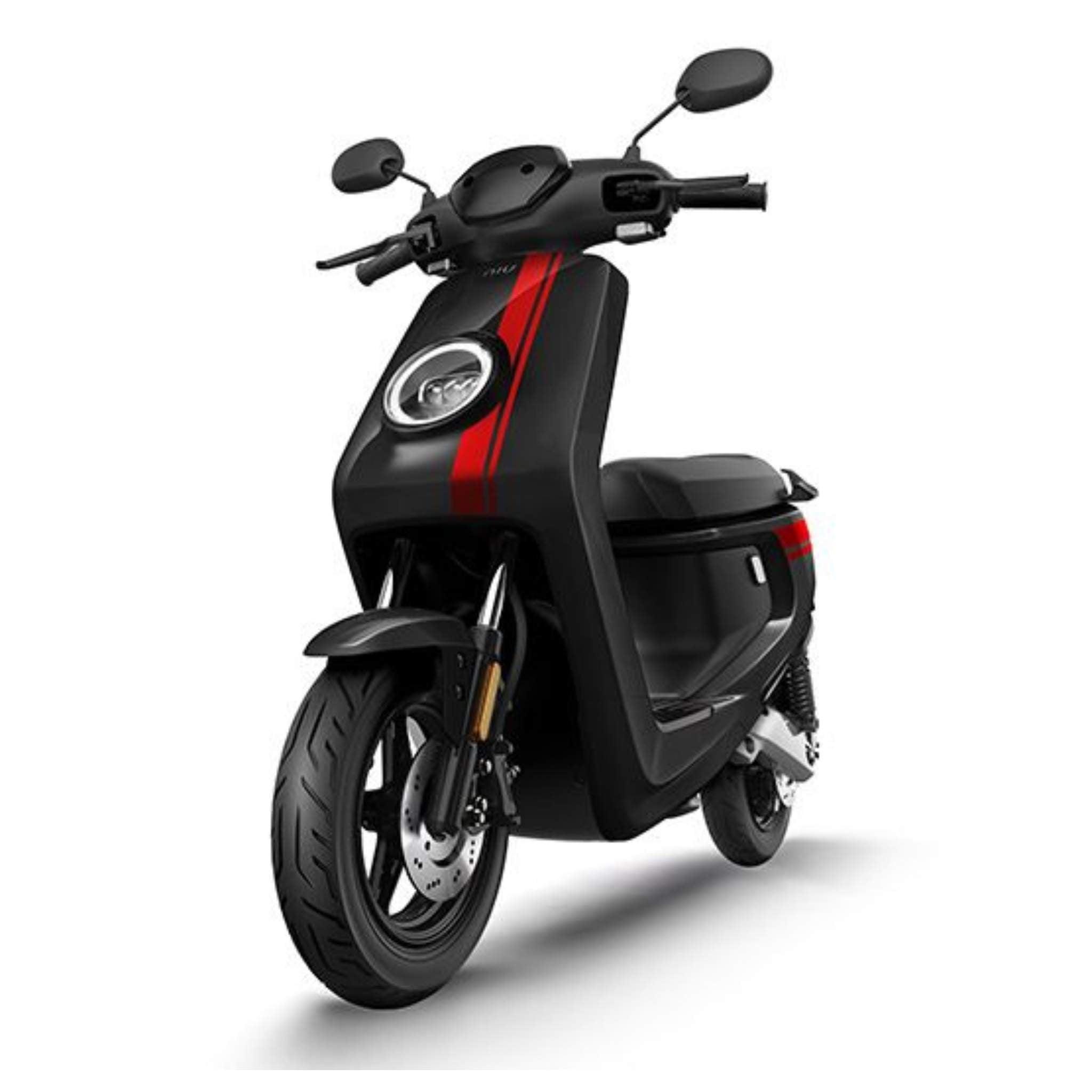 Der NIU E-Roller E-Scooter Motorroller MQI+ Sport 45 km/h in Schwarz mit roten Streifen zeigt mit rundem Scheinwerfer, kantiger Karosserie und Rückspiegeln elegante Elektromobilität von NIU vor weißem Hintergrund.