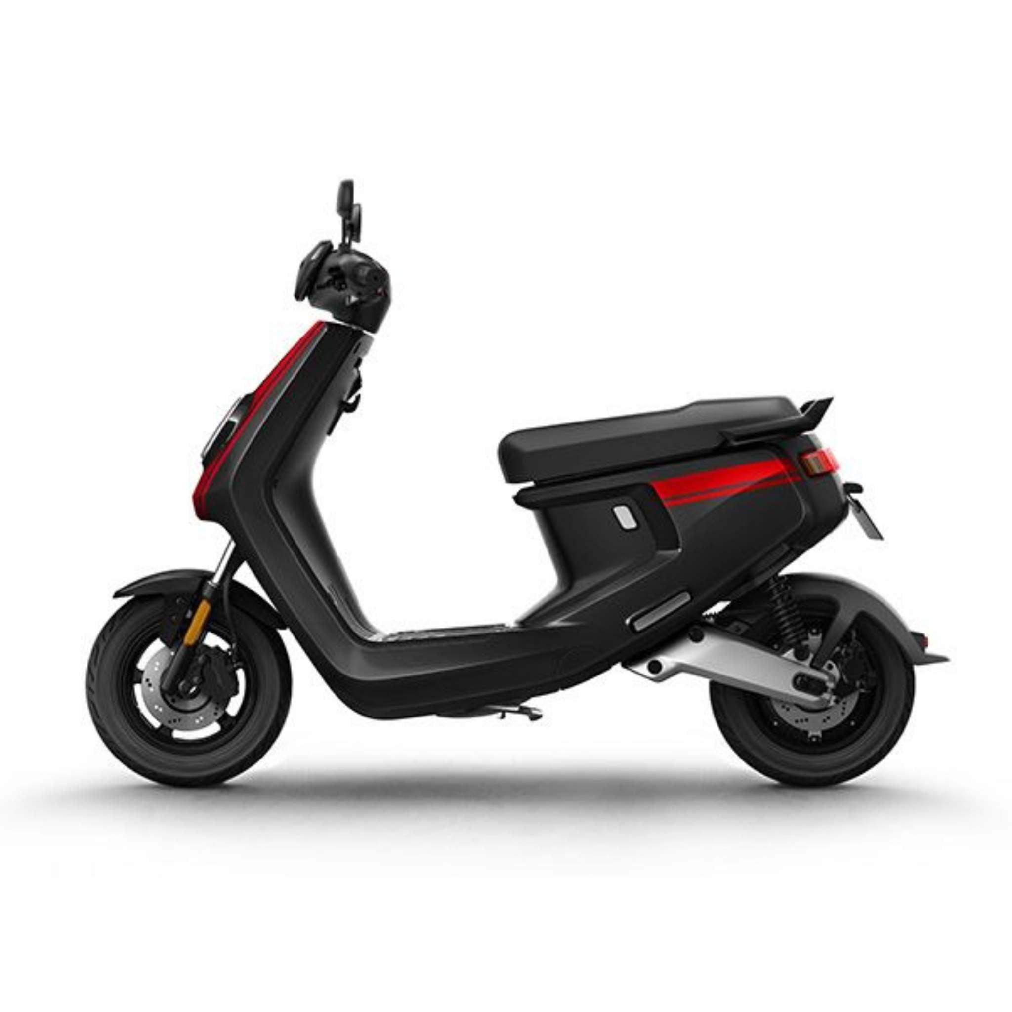 Der NIU E-Roller MQI+ Sport 45 km/h in elegantem Schwarz und Rot besticht durch modernes Design und Elektromobilität - perfekt für den Stadtverkehr.