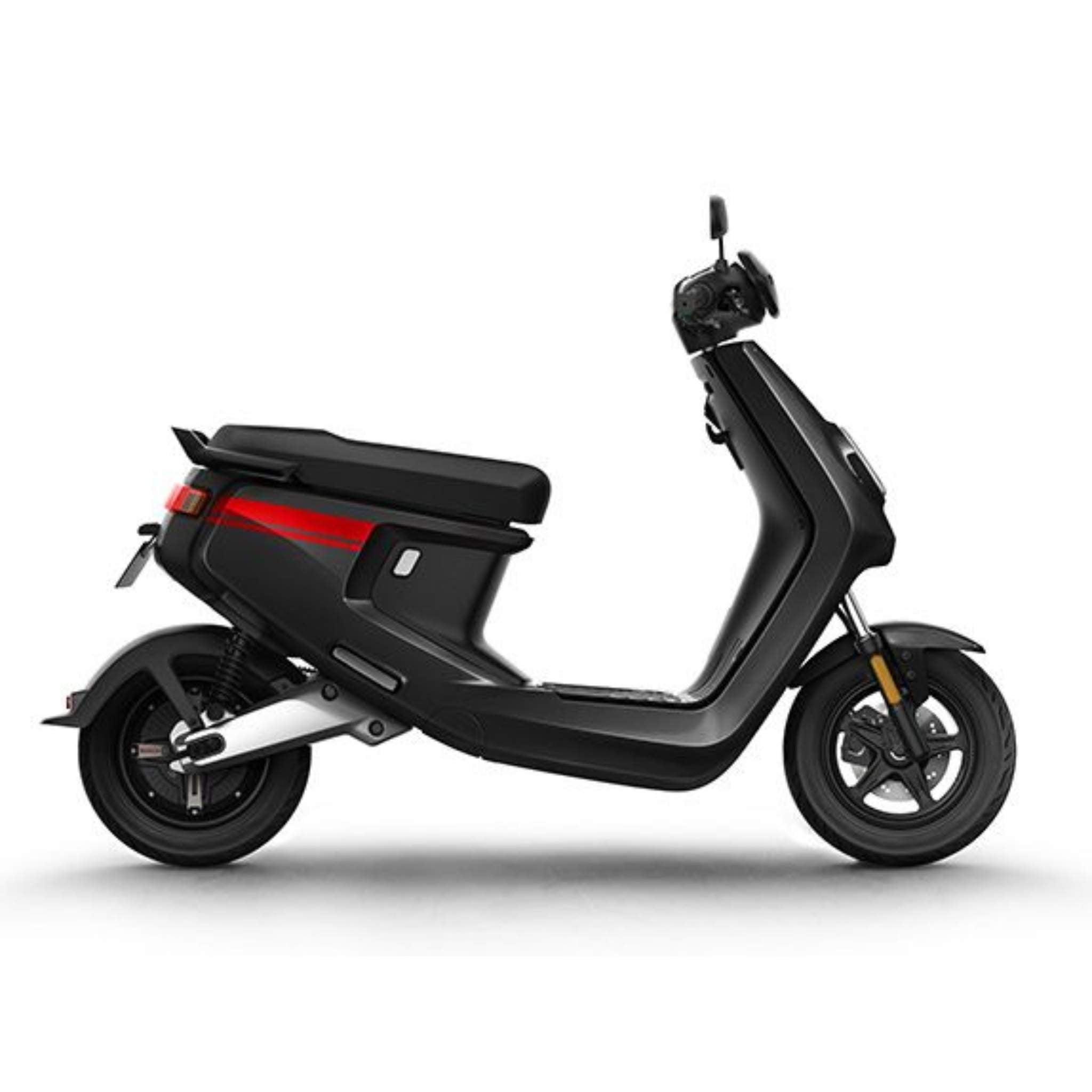 Ein schwarz-roter NIU E-Roller MQI + Sport 45 km/h Motorroller ist in einer Seitenansicht auf weißem Hintergrund zu sehen und zeigt sein modernes Durchstiegsdesign und die kompakten Räder - ideal für die urbane E-Scooter-Mobilität.