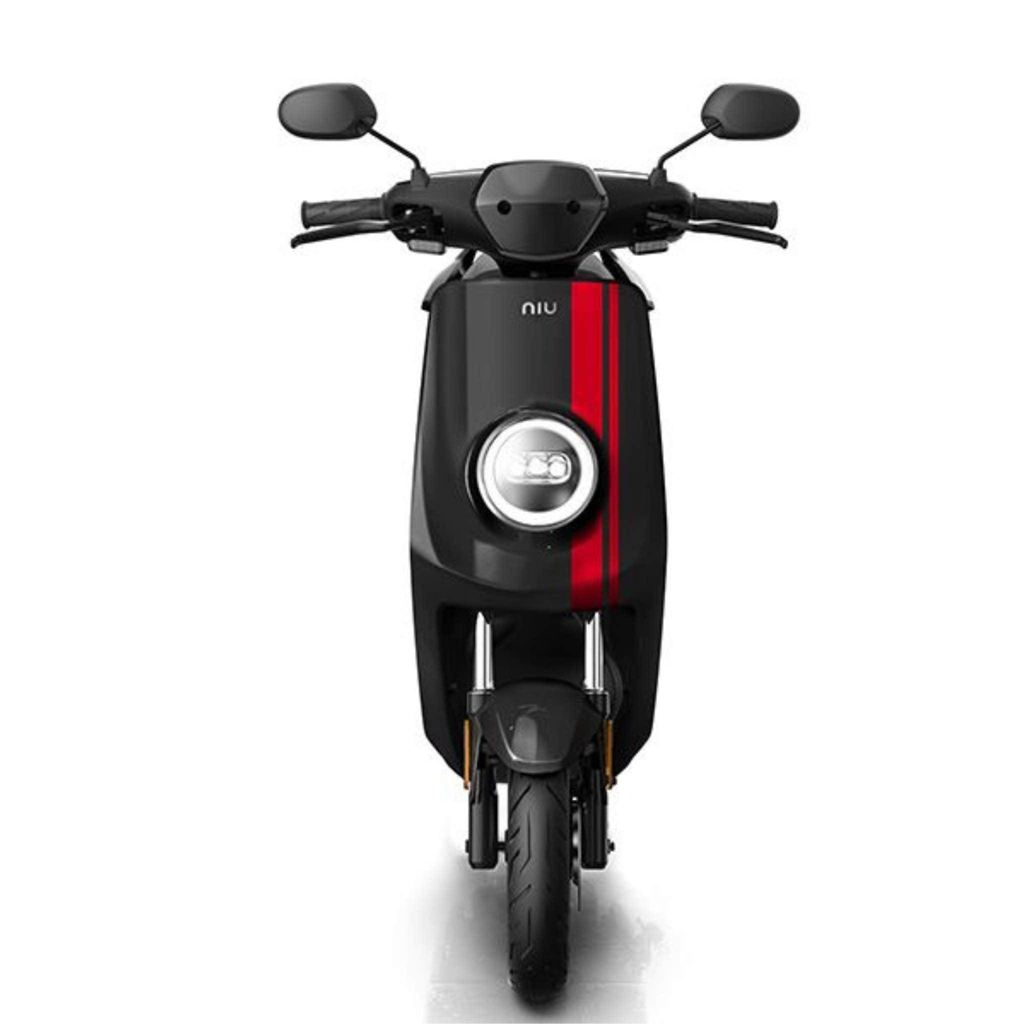 Frontansicht des NIU E-Roller E-Scooters Motorroller MQI+ Sport 45 km/h, im schnittigen schwarzen Design mit rotem Längsstreifen, rundem Scheinwerfer und Doppelrückspiegeln der Marke NIU vor weißem Hintergrund.