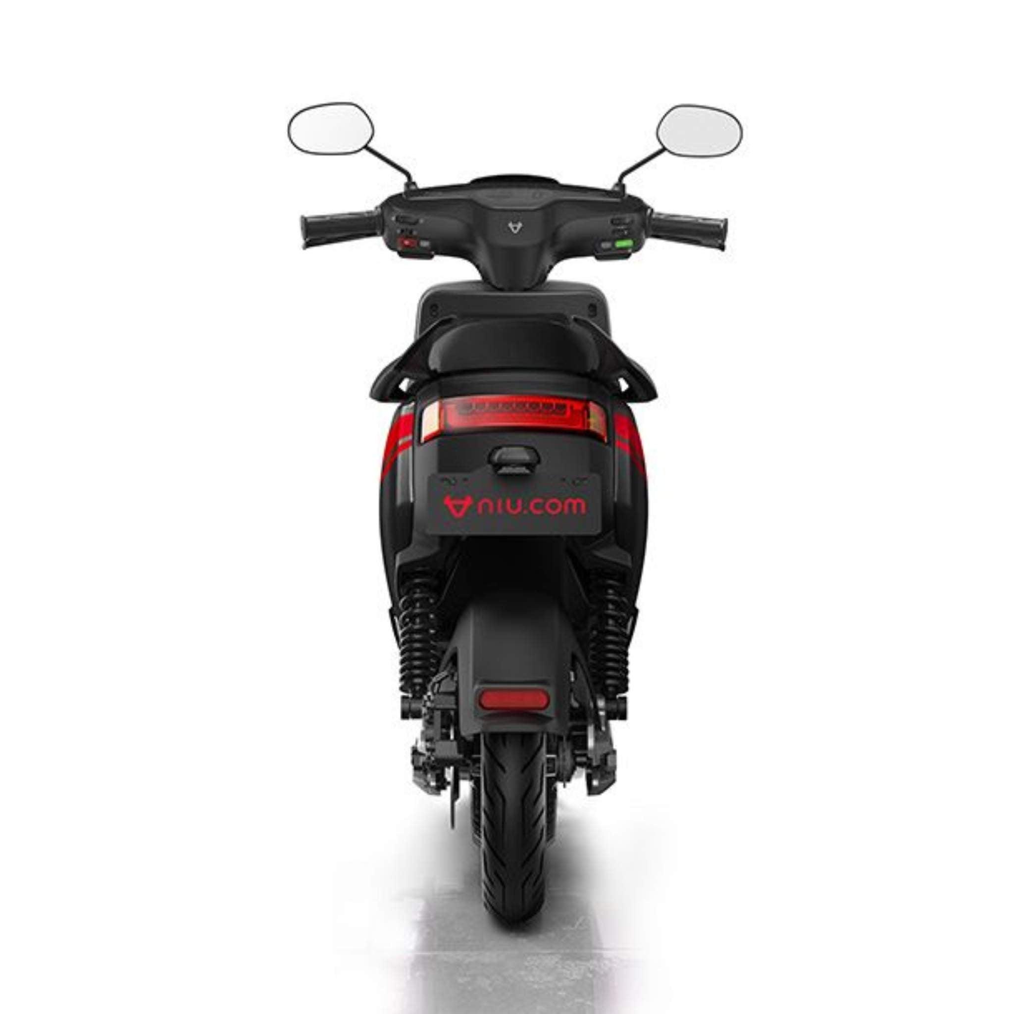 Rückansicht des NIU E-Roller E-Scooters Motorroller MQI + Sport 45 km/h in schwarz mit roten Akzenten, die Hinterrad, Federung, Rücklicht und Spiegel hervorheben. Der Schriftzug NIU erscheint oberhalb des Rücklichts - ideal für moderne Elektromobilität.