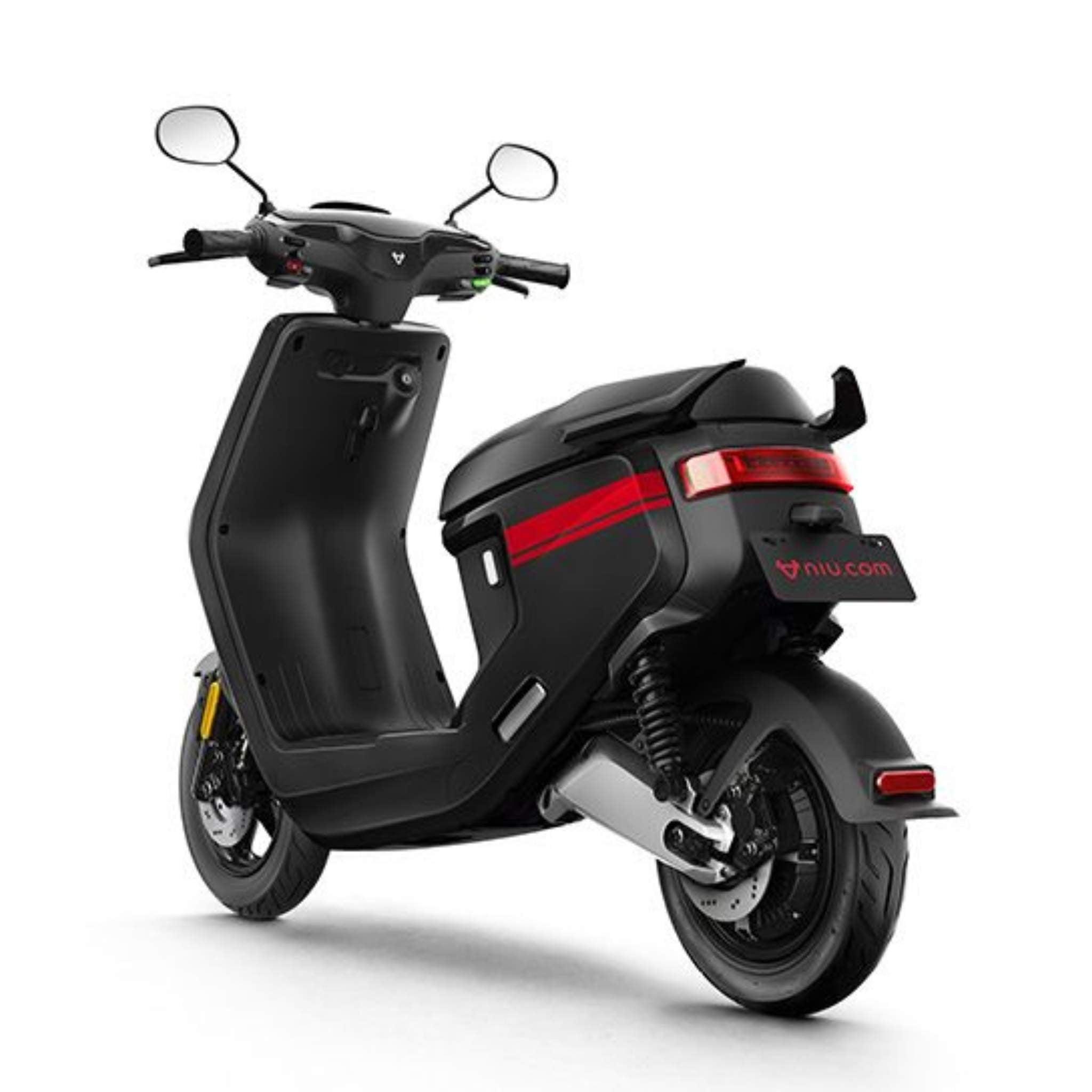 Der schwarze NIU E-Roller MQI+ Sport 45 km/h, von hinten links betrachtet, unterstreicht sein modernes Design mit roten Akzenten, Rücklicht und Spiegeln. Das NIU MQI+ Sport Logo erscheint auf dem Nummernschildbereich, der auf dem Hinterrad ruht.