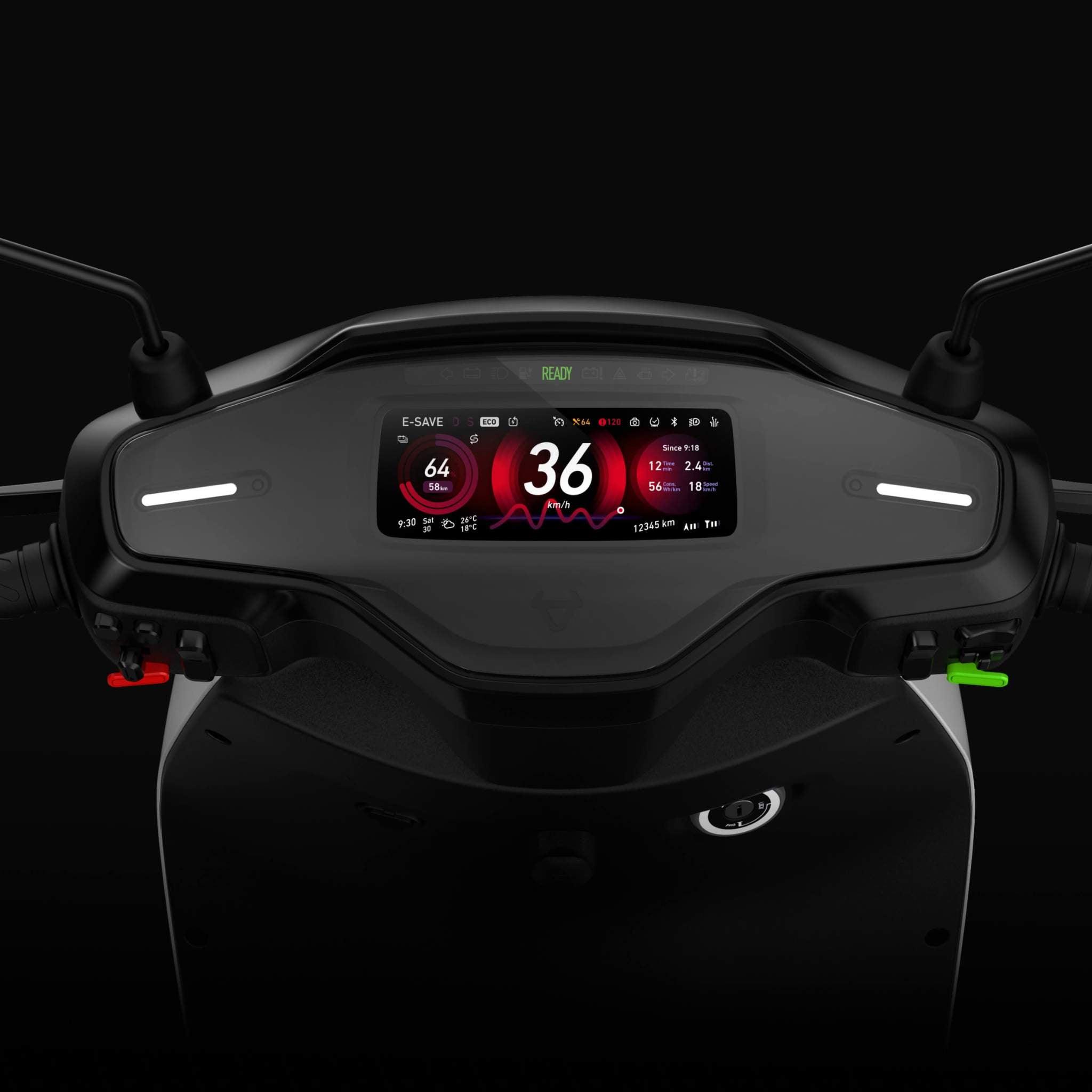 Nahaufnahme des NIU E-Roller E-Scooter Motorroller MQI+ Sport 45 km/h Armaturenbretts mit Anzeige der Geschwindigkeit (36 km/h), des Batteriestands (64 %), des Fahrmodus und anderer Informationen auf einem bunten Display, mit Blick auf Lenker und Spiegel.