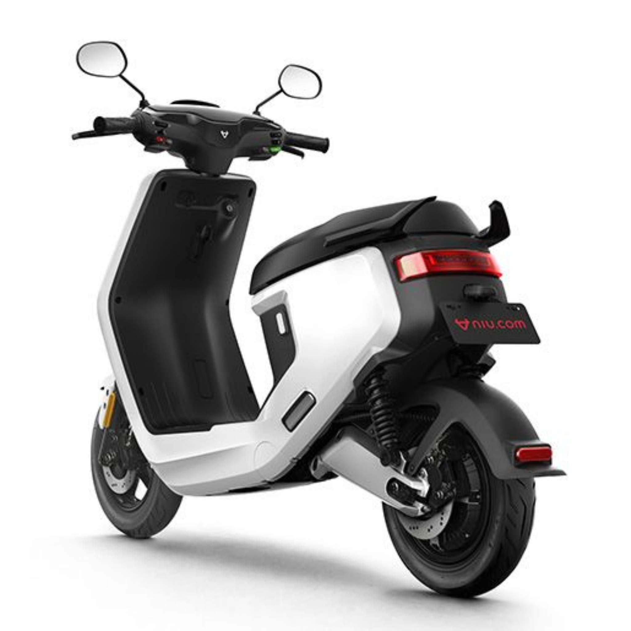 Der NIU E-Roller MQI+ Sport 45 km/h E-Scooter von NIU ist von hinten zu sehen. Er zeichnet sich durch ein elegantes weißes und schwarzes Design, einen minimalistischen Rahmen, einen breiten Sitz und eine digitale Lenkeranzeige aus.