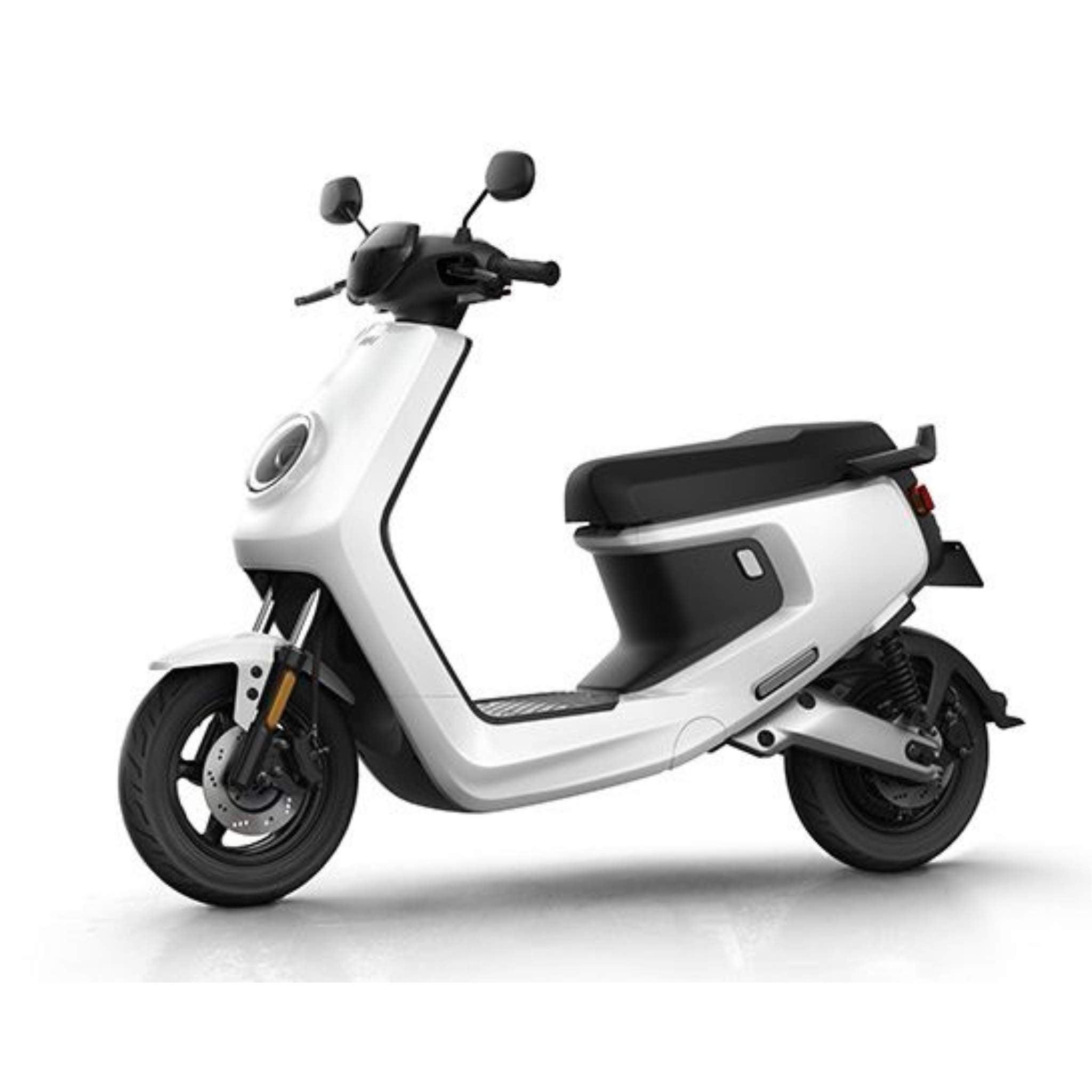 Der NIU E-Roller E-Scooter Motorroller MQI+ Sport 45 km/h, in weiß mit schwarzen Akzenten und einem runden Scheinwerfer, wird auf einem schlichten weißen Hintergrund gezeigt und zeigt den modernen Geist der Elektromobilität.