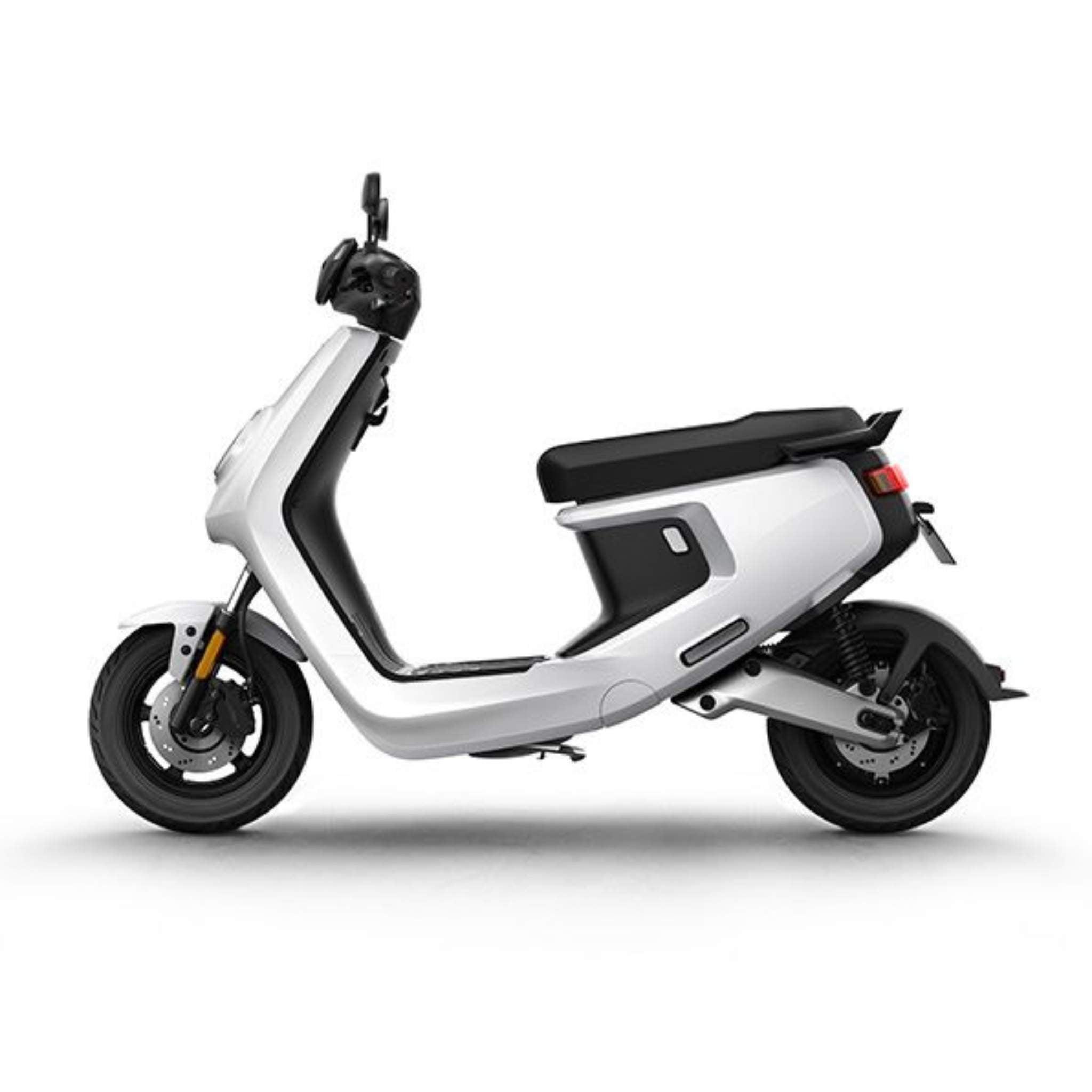 Der NIU E-Roller MQI+ Sport 45 km/h in modernem Weiß mit schwarzem Sitz und Akzenten ist ein stylischer NIU E-Scooter, perfekt für die urbane Mobilität, im Profil vor einem schlichten weißen Hintergrund dargestellt.