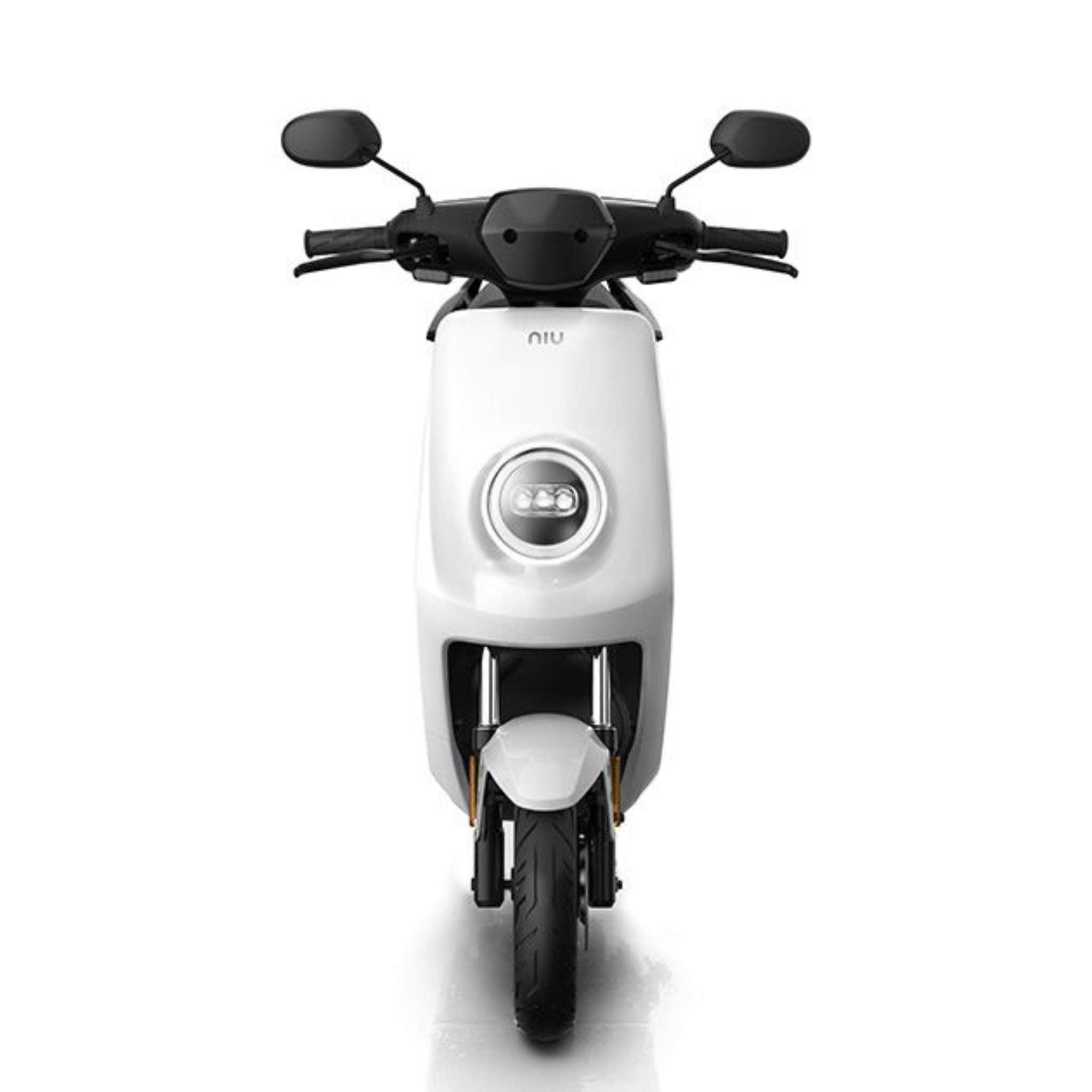 Frontansicht des weißen NIU E-Roller E-Scooters Motorroller MQI+ Sport 45 km/h, mit schwarzem Lenker, zwei Seitenspiegeln und einem runden LED-Scheinwerfer. Ideal für urbane Elektromobilität. Schlichter weißer Hintergrund. Marke: NIU.