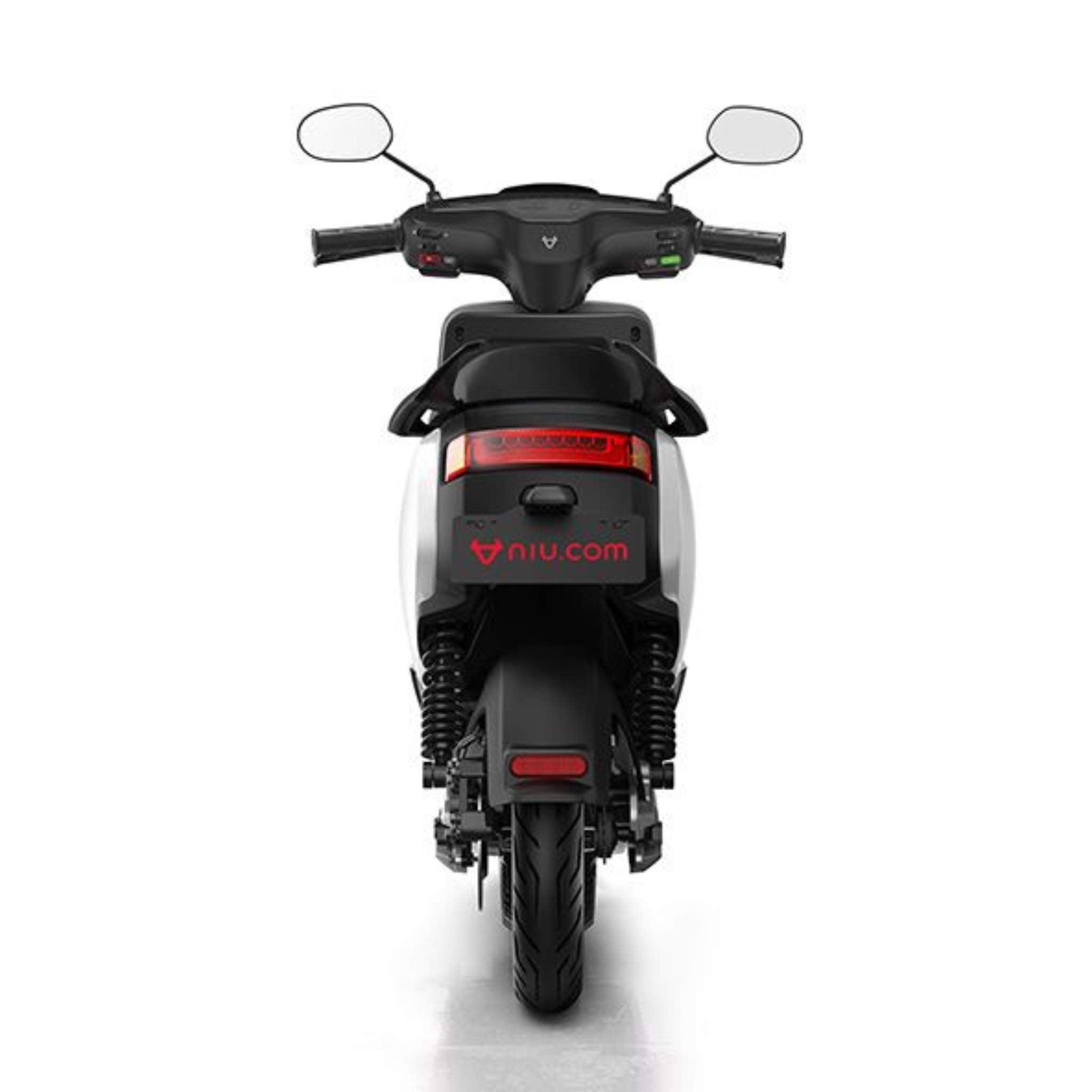 Rückansicht des NIU E-Roller E-Scooters Motorroller MQI+ Sport 45 km/h in schwarz-weiß mit rotem Rücklicht, "niu.com"-Schriftzug, Lenker, Spiegel und Hinterradaufhängung - modern und schlicht in weiß gehalten.