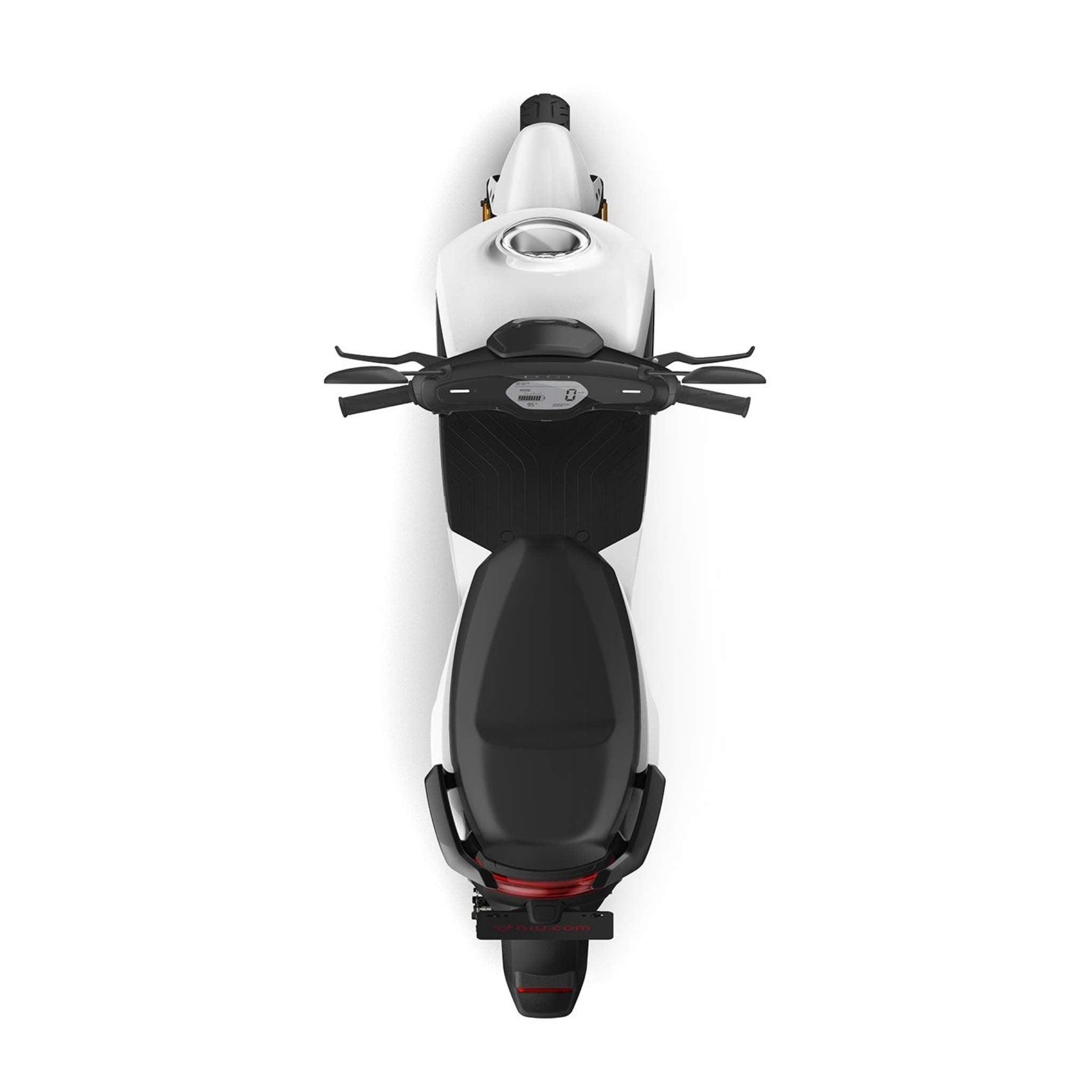 Draufsicht auf den NIU E-Roller E-Scooter Motorroller MQI+ Sport 45 km/h in modernem Weiß und Schwarz, mit Sitz, Lenker, Spiegeln. Ideal für Elektromobilitäts-Fans und Bewunderer der Marke NIU.