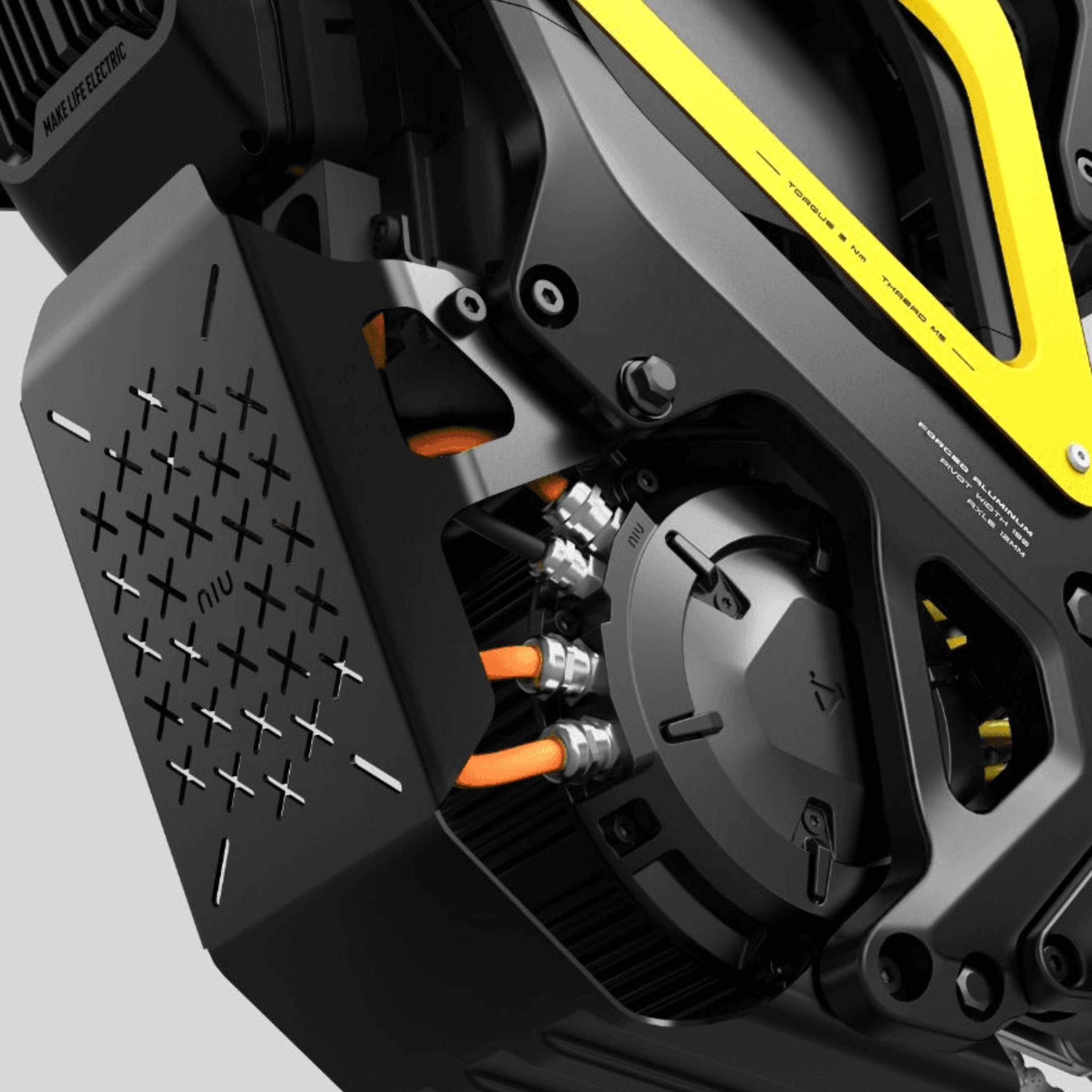 Nahaufnahme eines NIU XQi3 Enduro Dirtbike Cross Motorrad 45 km/h-Motors von NIU mit orangefarbenen Kabeln, einer schwarzen Schutzabdeckung mit kreuzförmigen Lüftungsöffnungen sowie gelben und schwarzen Rahmenakzenten.