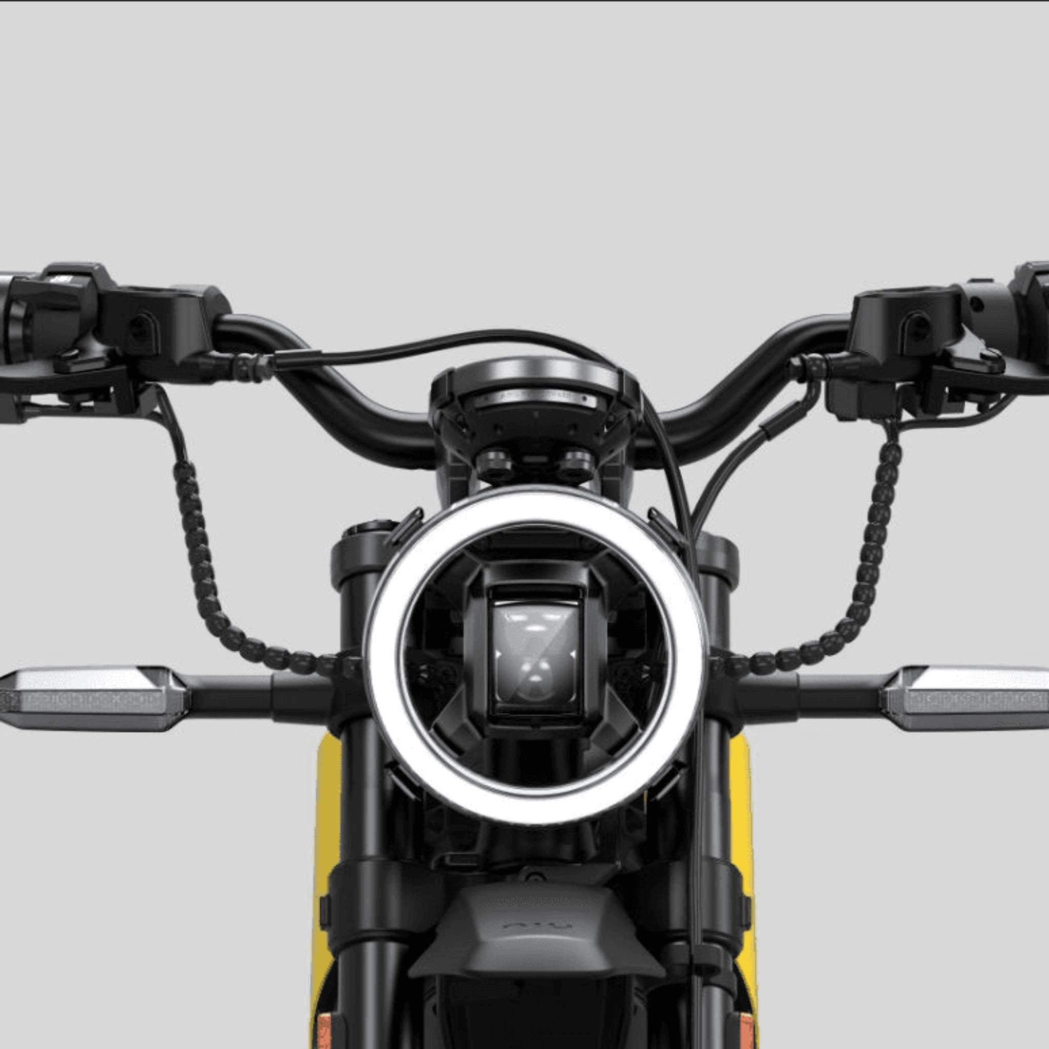 Nahaufnahme der Frontansicht des NIU XQi3 Enduro Dirtbike Cross Motorrad 45 km/h mit Lenker, rundem LED-Ringscheinwerfer und Rückspiegeln von NIU vor einem schlichten grauen Hintergrund.