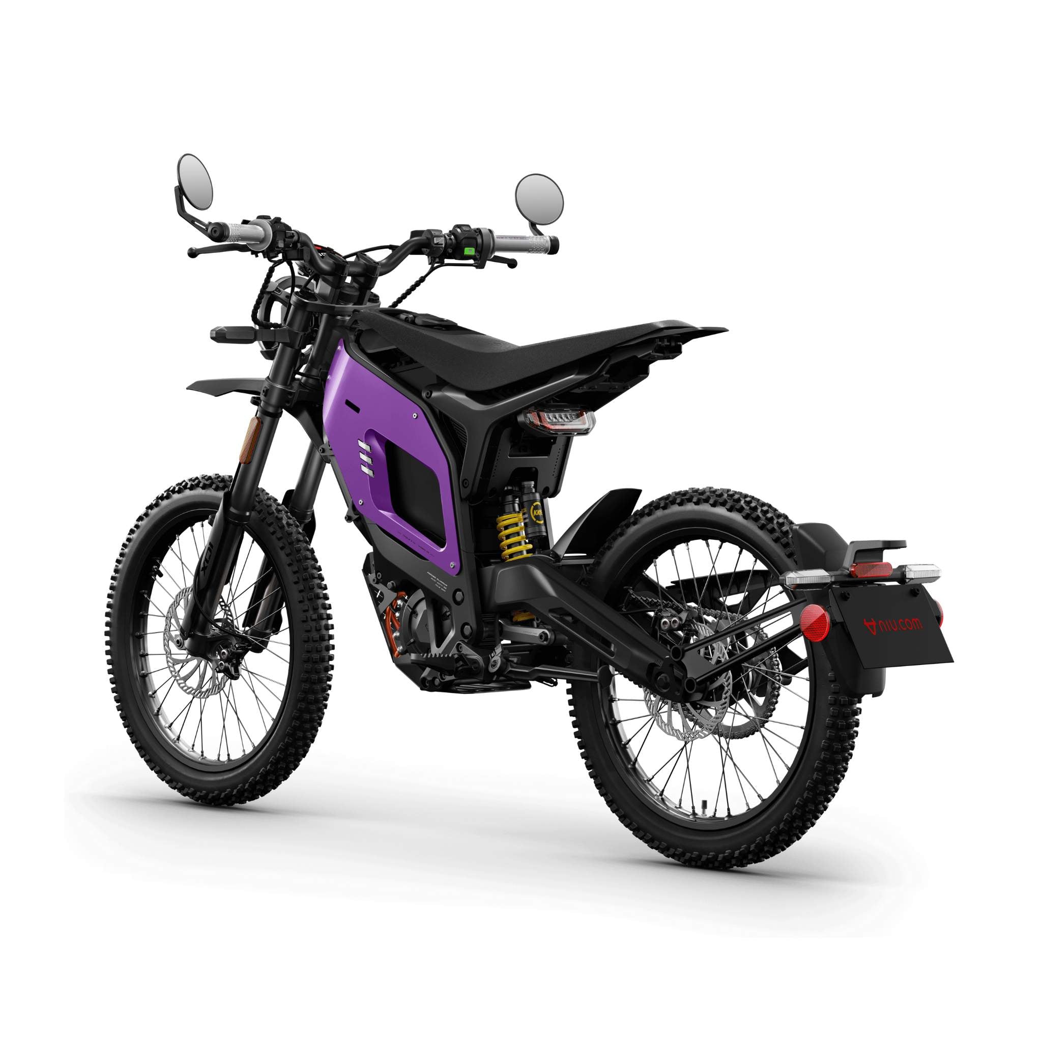 Das NIU XQi3 Enduro Dirtbike Cross Motorrad 45 km/h von NIU hat einen lilafarbenen Rahmen, einen schwarzen Sitz, Stollenreifen, eine Off-Road-Federung und ein minimalistisches Styling. Dieses moderne elektrische Motorrad ist auf der Rückseite auf weißem Hintergrund abgebildet und eignet sich hervorragend für das Gelände.