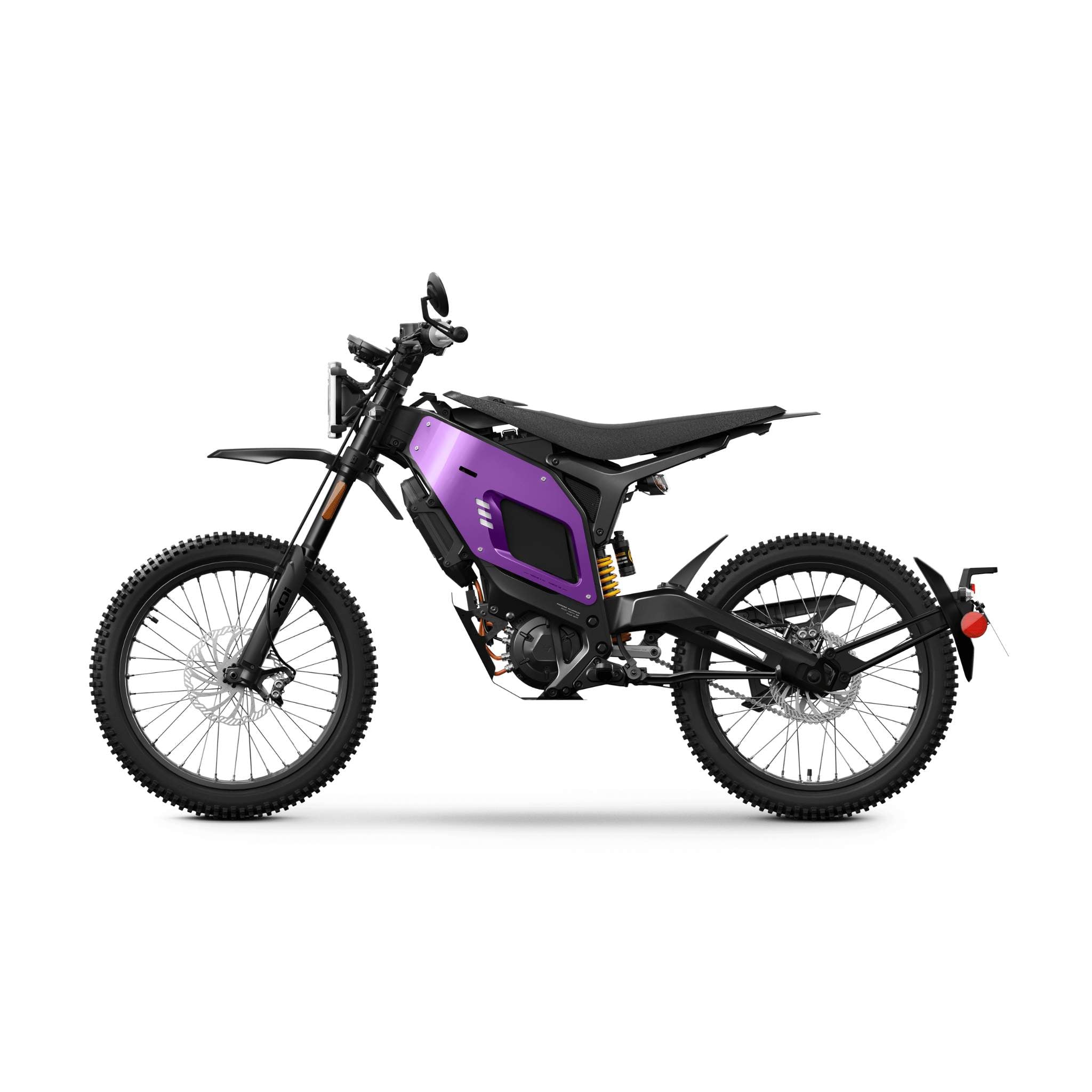 Das NIU XQi3 Enduro Dirtbike Cross Motorrad 45 km/h von NIU hat einen lilafarbenen Batterierahmen, eine schwarze Karosserie, Stollenreifen, eine Vollfederung und ein hinteres Schutzblech, dargestellt im Seitenprofil auf weißem Hintergrund.
