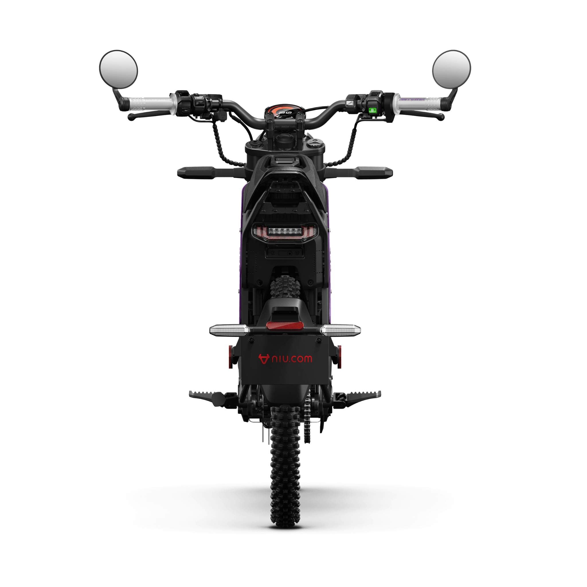 Die Rückansicht des NIU XQi3 Enduro Dirtbike Cross Motorrad 45 km/h zeigt die Off-Road-Reifen, die Spiegel am Lenker und das digitale Display. Der Schriftzug NIU ist bei diesem innovativen Elektro-Dirtbike über dem Hinterrad zu sehen.