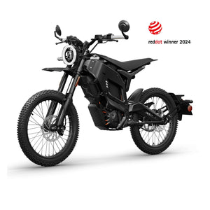 Ein schnittiges schwarzes NIU XQi3 Enduro Dirtbike Cross Motorrad 45 km/h mit robuster Bereifung und modernem Design ist auf weißem Hintergrund abgebildet, mit dem Red Dot Winner 2024 Logo in der oberen rechten Ecke.