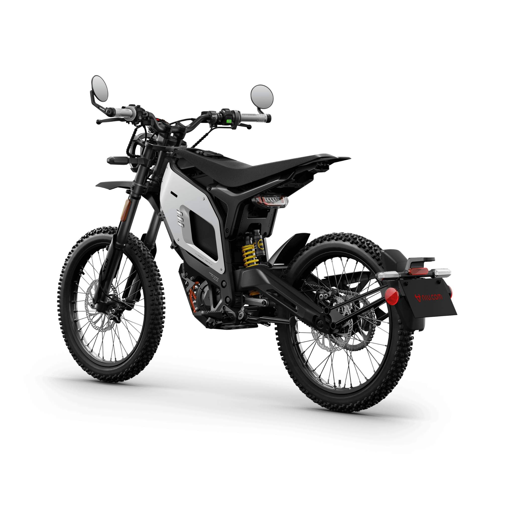 Das NIU XQi3 Enduro Dirtbike Cross Motorrad 45 km/h von NIU zeichnet sich durch robuste Offroad-Reifen, eine schwarz-weiße Karosserie und eine Hinterradaufhängung aus, die aus einem hinteren Winkel auf weißem Hintergrund gezeigt wird.
