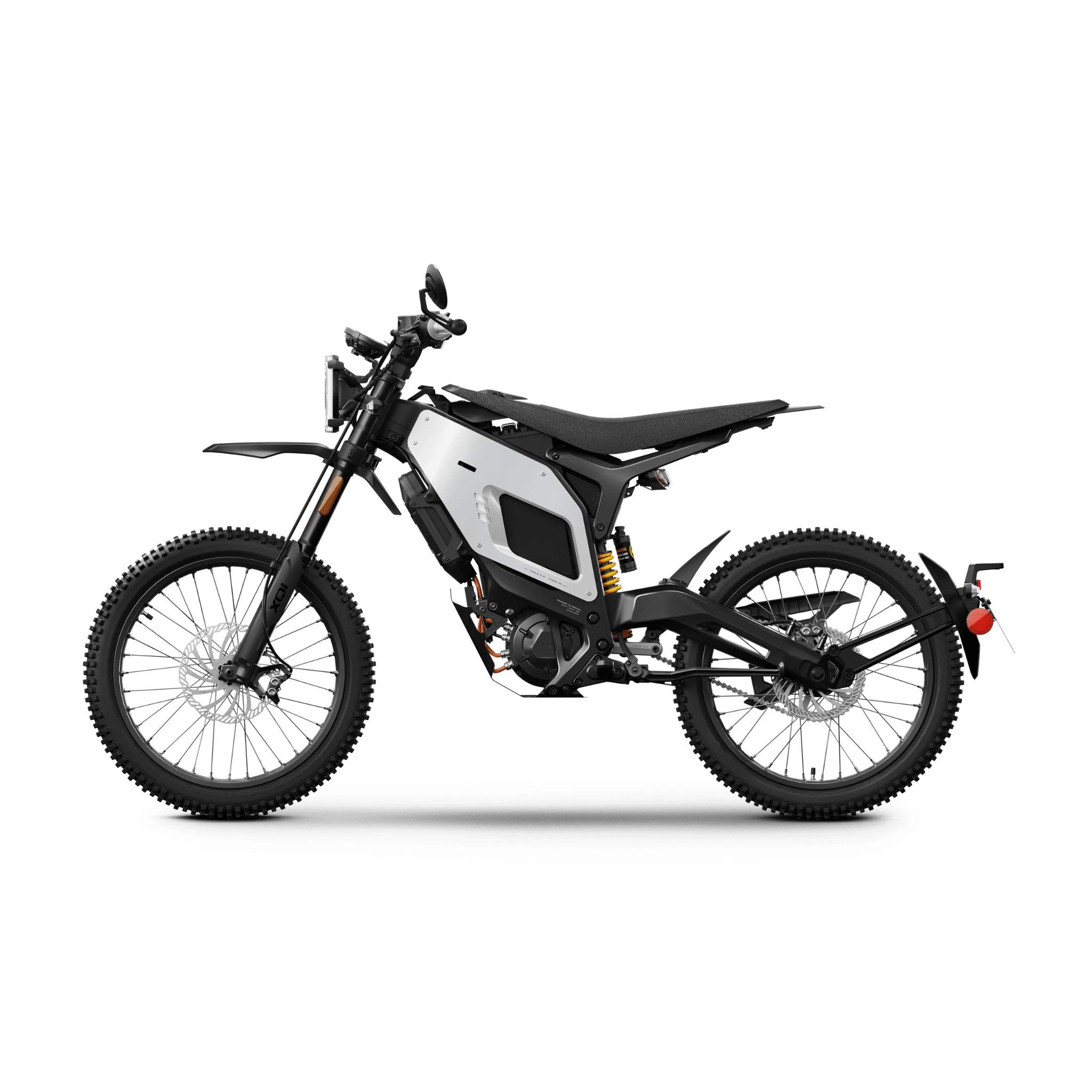 Seitenansicht des NIU XQi3 Enduro Dirtbike Cross Motorrad 45 km/h von NIU: ein modernes Elektro-Dirtbike mit Stollenreifen, schwarzem Rahmen, silbernen Verkleidungen und sichtbarer Federung, das für den Einsatz im Gelände konzipiert ist.