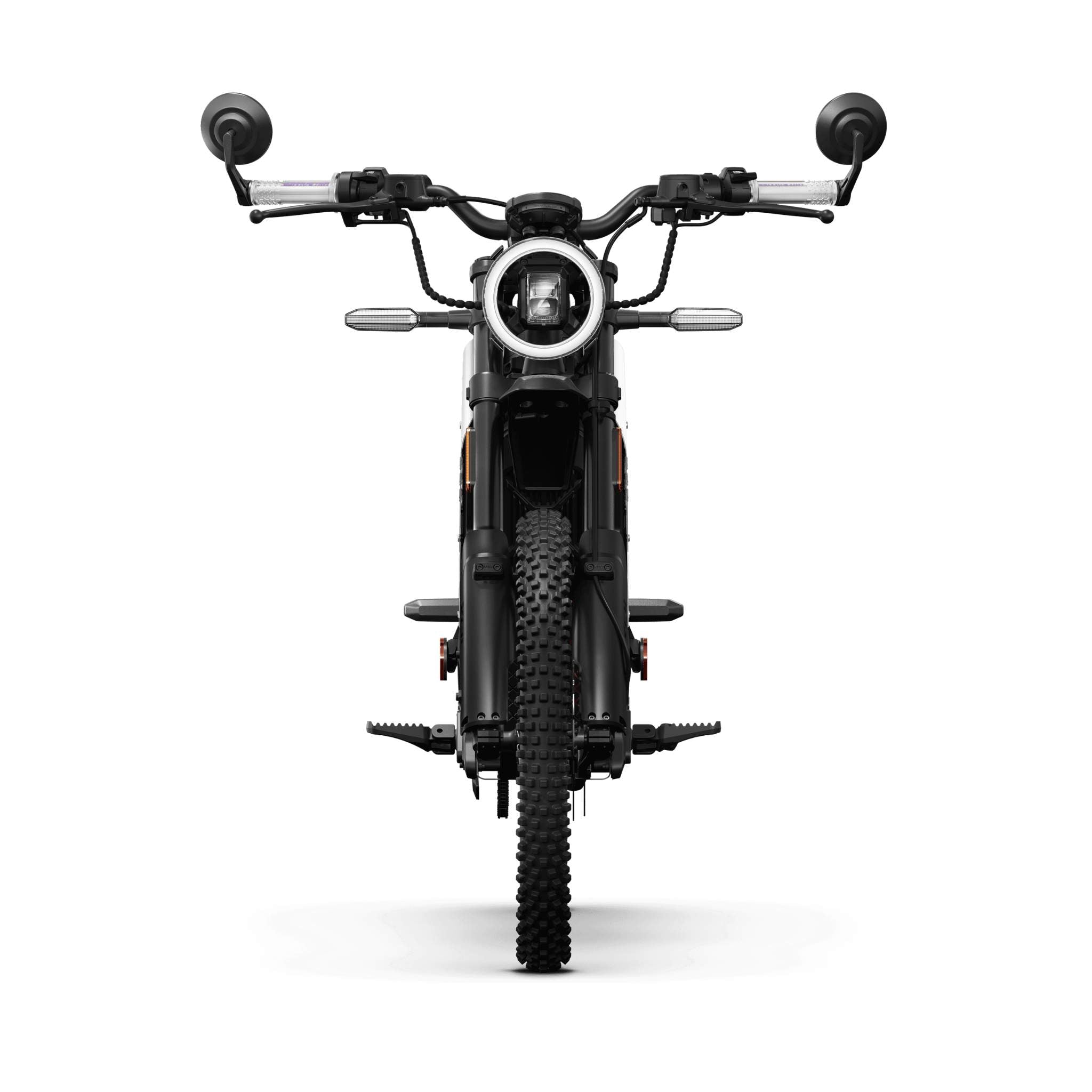 Frontansicht eines schwarzen NIU XQi3 Enduro Dirtbike Cross Motorrad 45 km/h von NIU, mit rundem Scheinwerfer, Spiegeln, breitem Lenker, robusten Reifen und Seitenblinkern, isoliert auf weißem Hintergrund.