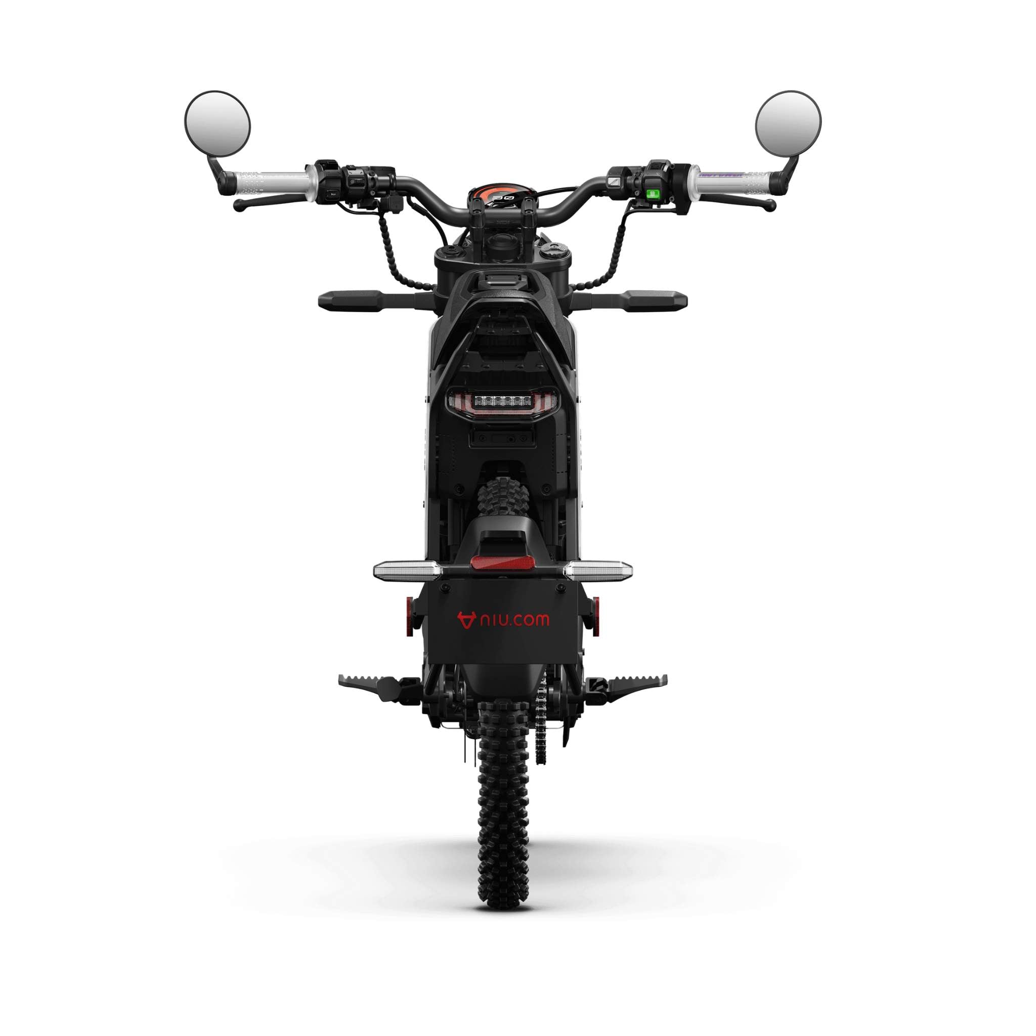 Rückansicht eines schwarzen NIU XQi3 Enduro Dirtbike Cross Motorrad 45 km/h von NIU mit Offroad-Reifen, Seitenspiegeln, sichtbarem Lenker, zentralem Display und Rücklicht über einem Nummernschild mit der Aufschrift niu.com.