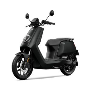 Auf weißem Hintergrund ist ein eleganter schwarzer NIU NQi Sport 2026 E-Roller von NIU zu sehen, der sich durch ein modernes Design mit rundem Scheinwerfer, Seitenspiegeln und einem kompakten Rahmen auszeichnet. Dieser Elektroroller bietet eine Reichweite von bis zu 120 km für längere Fahrten in der Stadt bei Geschwindigkeiten von bis zu 45 km/h.