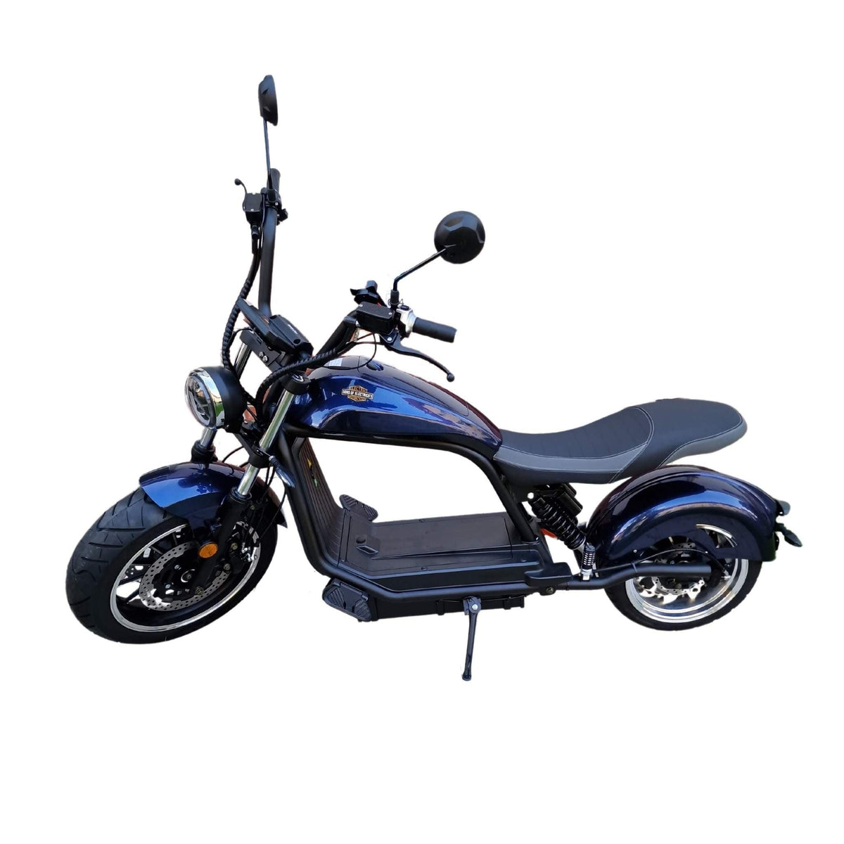 Erleben Sie Elektromobilität mit Stil – mit dem CityTwister 6.0 PREMIUM DUO E-Chopper von City Twister, einem modernen E-Scooter mit dunkelblauem Rahmen, breiten Reifen, schwarzem Sitz und Rückspiegeln. Dieser auf weißem Hintergrund abgebildete, originelle E-Scooter erreicht eine Höchstgeschwindigkeit von 45 km/h, verfügt über einen 56-Ah-Akku und ein innovatives Carplay-Display.
