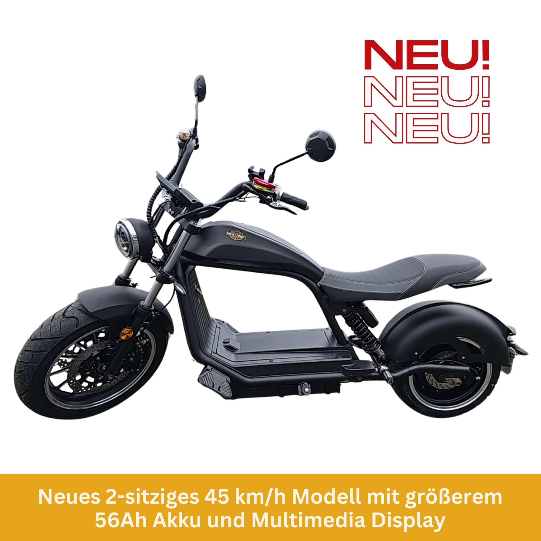 Gezeigt wird ein schwarzer, zweisitziger City Twister E-Chopper CityTwister 6.0 PREMIUM DUO mit dicken Reifen, einer Geschwindigkeit von 45 km/h, einem großen 56Ah-Akku und Carplay Display. Der rote Text lautet "NEU! NEU! NEU!" mit einem gelben Banner, das die wichtigsten Merkmale hervorhebt.