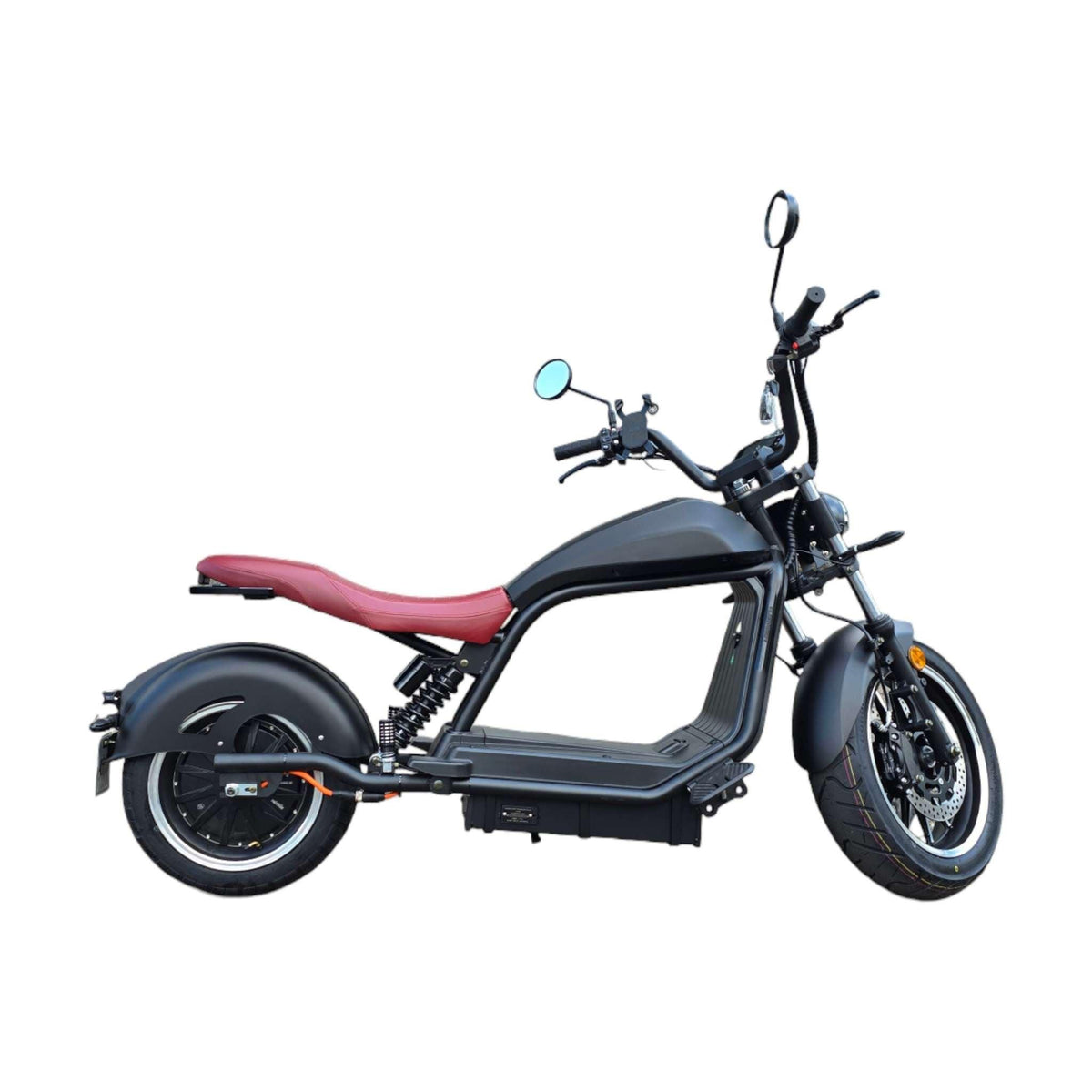 Der City Twister E-Chopper: CityTwister 6.0 PREMIUM DUO (45 km/h, 56AH Akku) hat einen mattschwarzen Rahmen, einen roten Sitz, Carplay Display und breite Reifen. Sein modernes, flaches Design mit freiliegenden Komponenten ist in der Seitenansicht auf weißem Hintergrund zu sehen.
