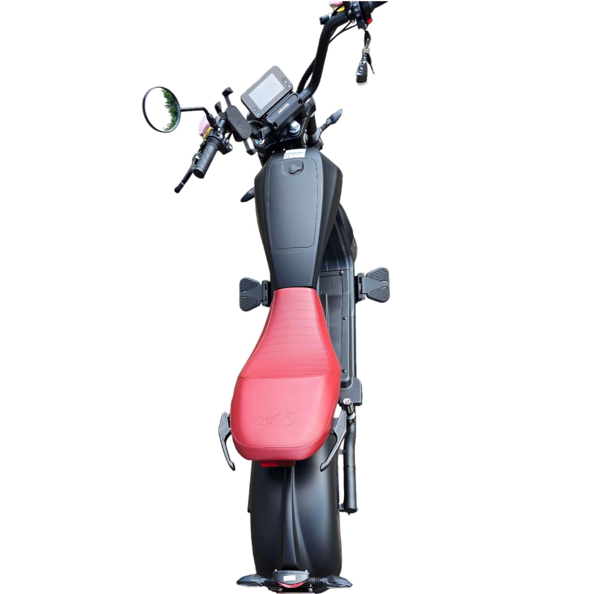 Der City Twister NEU! E-Chopper CityTwister 6.0 PREMIUM DUO 45 km/h verfügt über eine elegante schwarze Karosserie, einen breiten Lenker mit Carplay Display, runde Seitenspiegel und einen auffälligen roten Sitz.