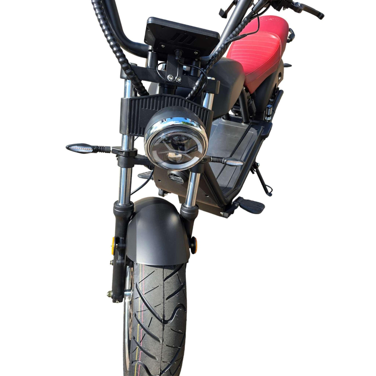 Frontansicht des City Twister E-Choppers: CityTwister 6.0 PREMIUM DUO 45 km/h mit rundem Scheinwerfer, breiten Reifen, Lenker, sichtbaren Pedalen und markanter roter Sitzbank mit Carplay Display, isoliert auf weißem Hintergrund.