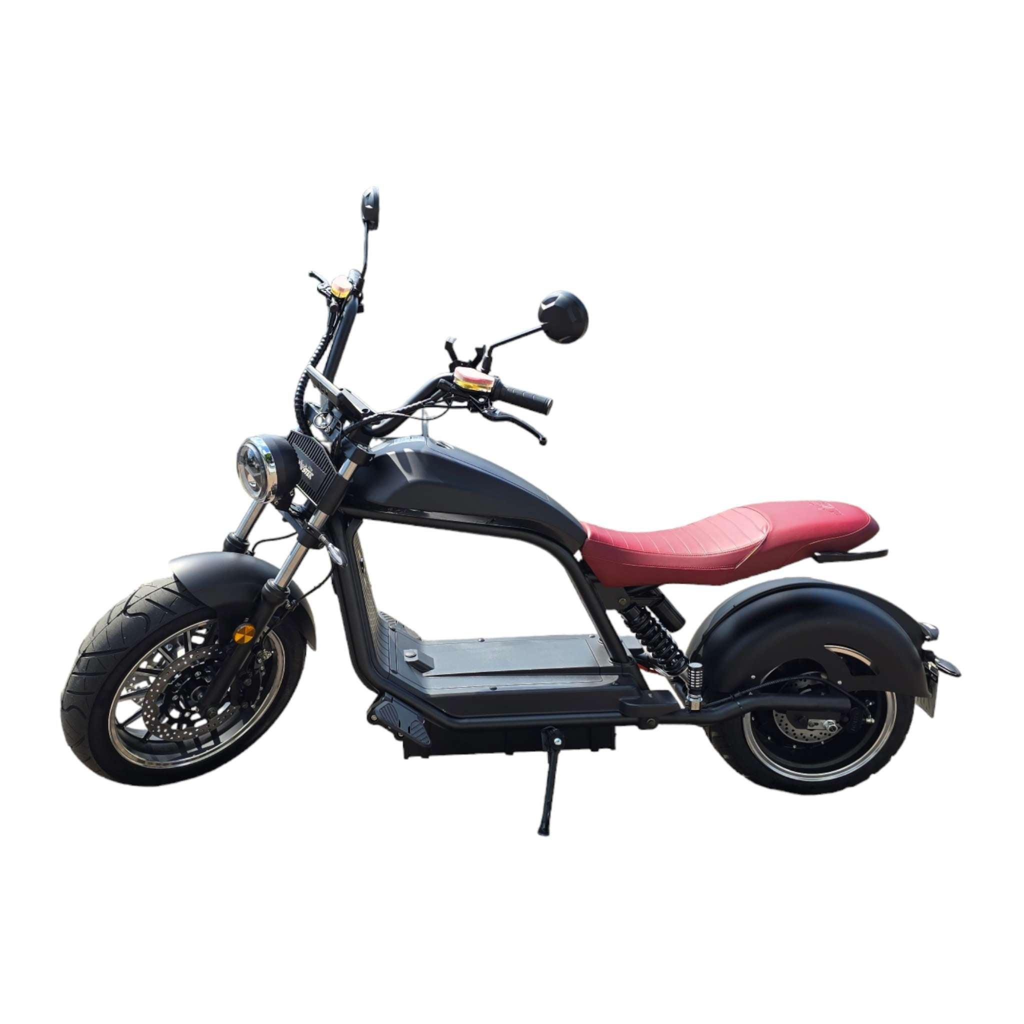 Der City Twister E-Chopper CityTwister 6.0 MAX DUO (80 km/h) in Schwarz mit rotem Sitz verfügt über einen 4000-W-Motor, große Reifen, Spiegel und Scheinwerfer. Abgebildet auf einem weißen Hintergrund.