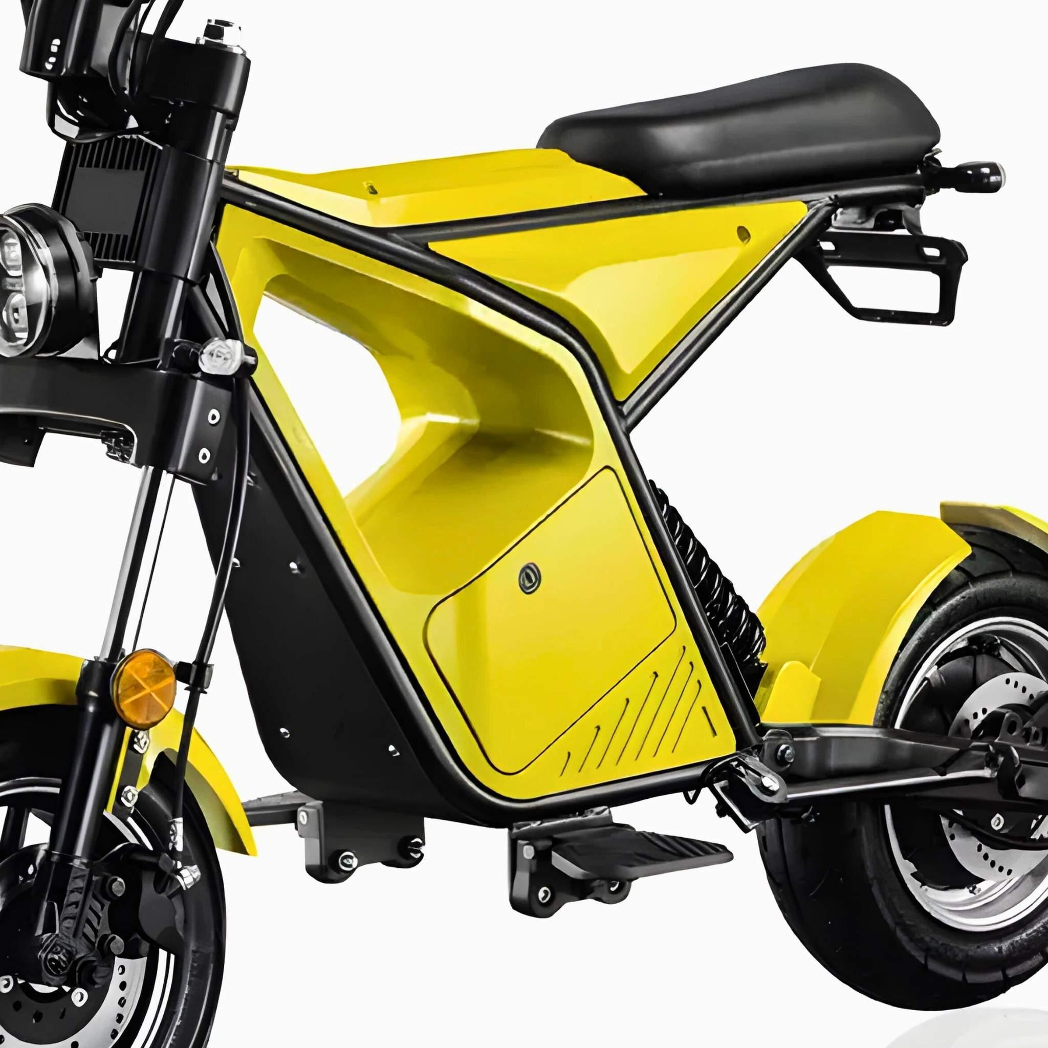 Seitenansicht des City Twister Vorführfahrzeugs E-Chopper E-Scooter CityTwister 9.0 SPORT XS (25/45 km/h), mit schwarzem Rahmen und Sitz mit 25 AH Akku, teilweise sichtbarem Vorderrad und Lenker vor weißem Hintergrund.